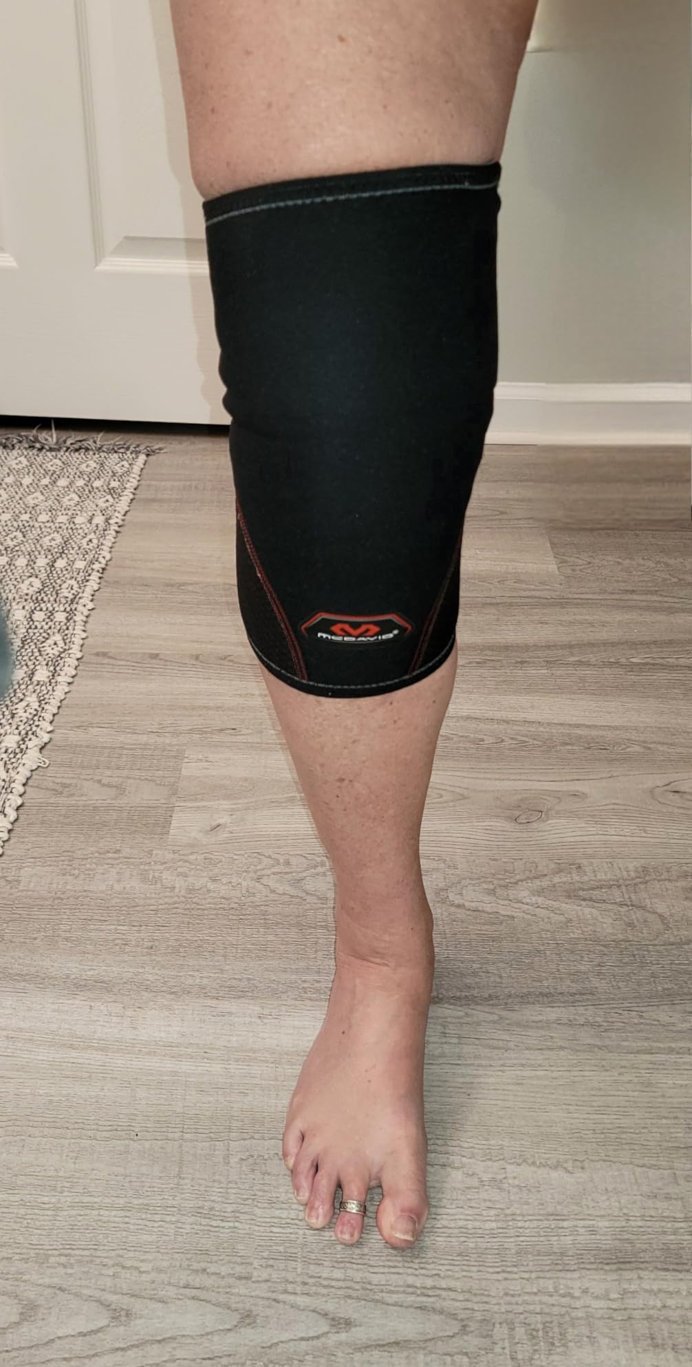 McDavid Knee Compression Sleeves. Lightweight Neoprene Support, Men/Women, for Left & Right Knee, Fits Men & Women, Includes 1 Sleeve, Black customer photo 1