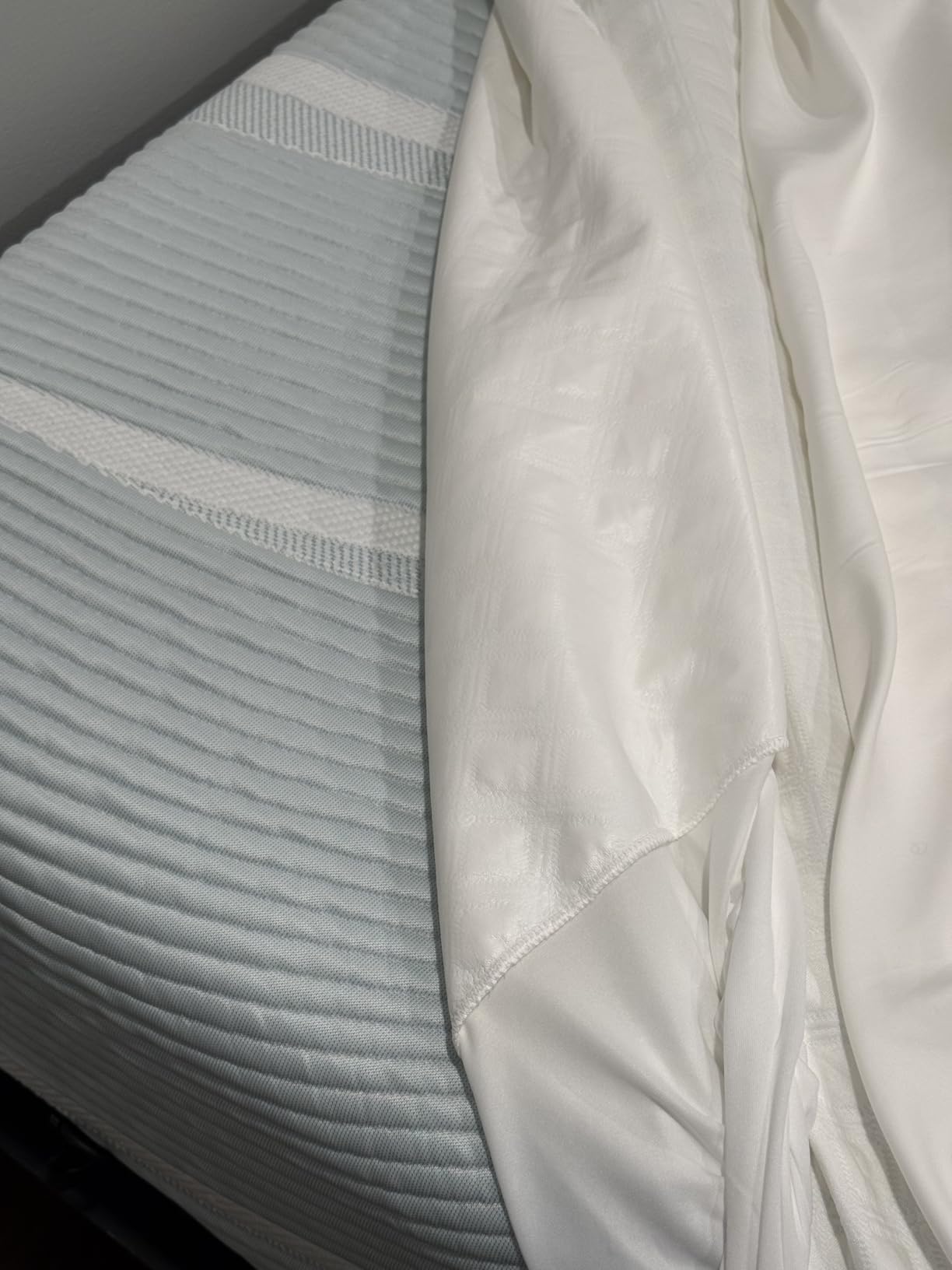 SafeRest Waterproof Queen Size Mattress Protector - Fitted with Stretchable Pockets - Machine Washable Cotton Blend Mattress Cover for Bed customer photo 1