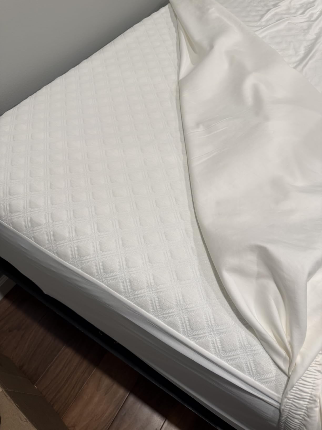 SafeRest Waterproof Queen Size Mattress Protector - Fitted with Stretchable Pockets - Machine Washable Cotton Blend Mattress Cover for Bed customer photo 2