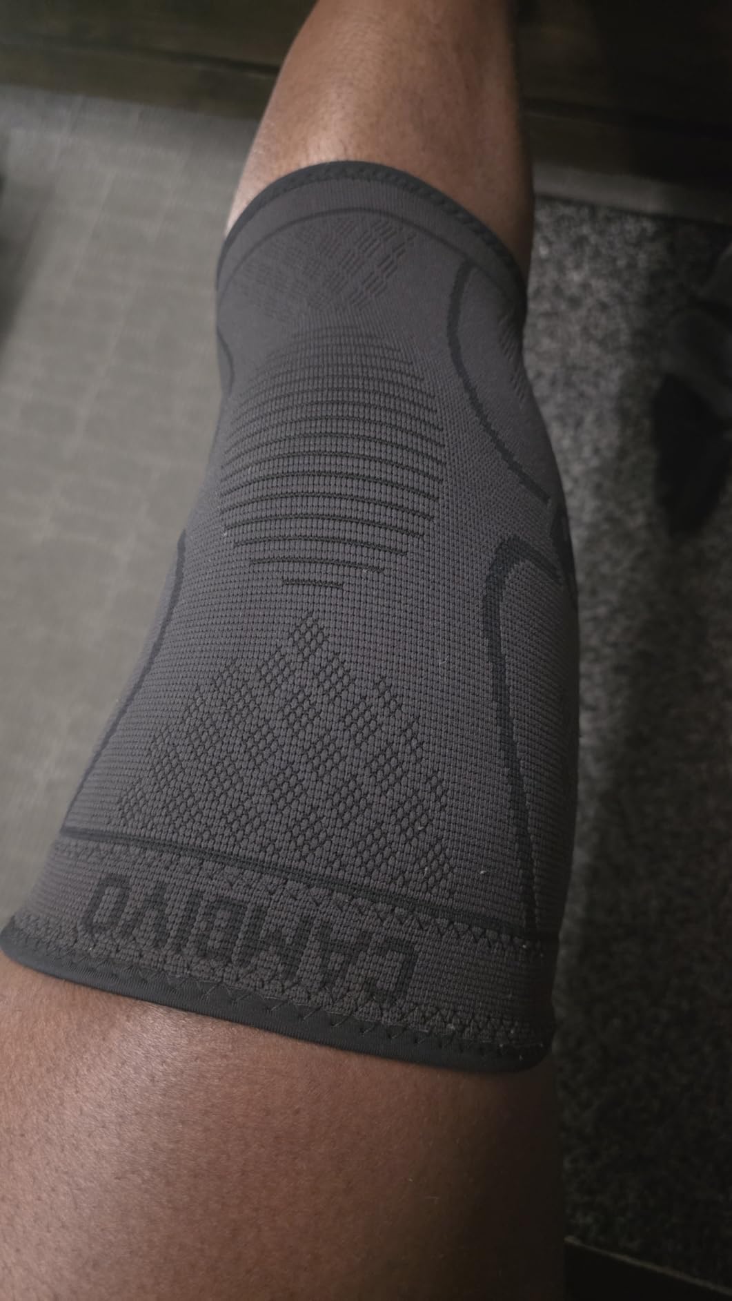 CAMBIVO 2 Pack Knee Braces for Women & Men, Knee Compression Sleeves for Knee Pain Relief, Knee Support with Non-Slip Silicone, Breathable, for Running, Workout, Weightlifting & Daily Use, Arthritis Support (Black, Medium) customer photo 2