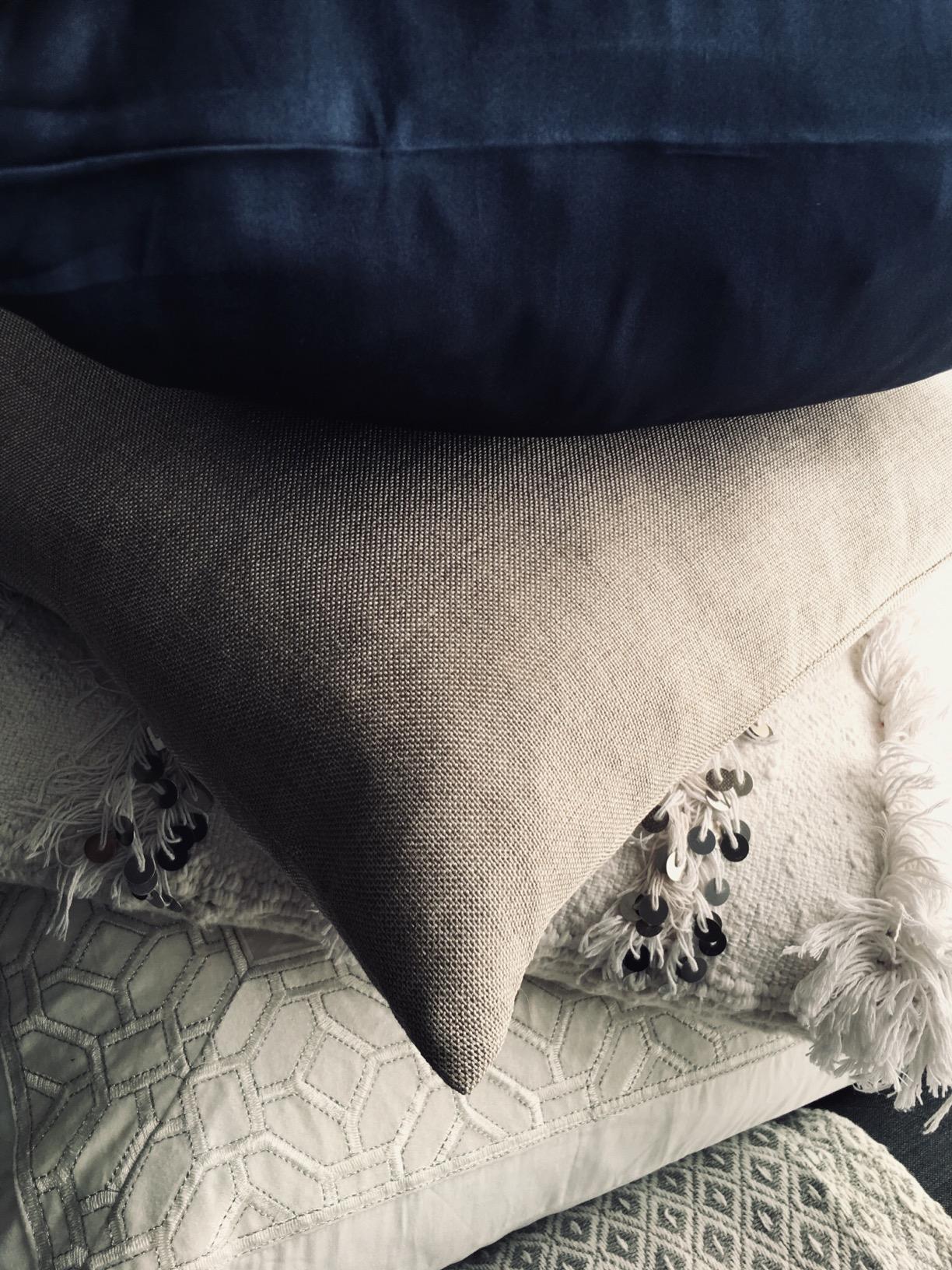 Ravmix 100% Silk Pillow Cases with Zipper, 21 Momme Mulberry Silk Pillowcase for Hair Skin Health, Soft Smooth Breathable Cool (Standard, Ivory White, 1PC) customer photo 2