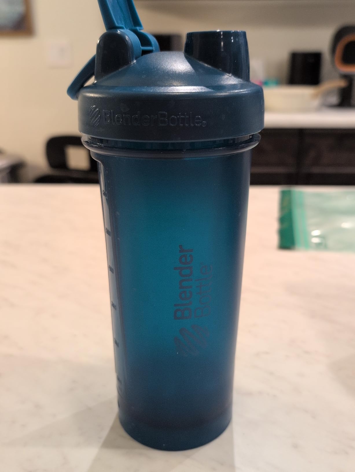 BlenderBottle Classic V2 Shaker Bottle Perfect for Protein Shakes and Pre Workout, 28-Ounce, Clear/Black customer photo 1