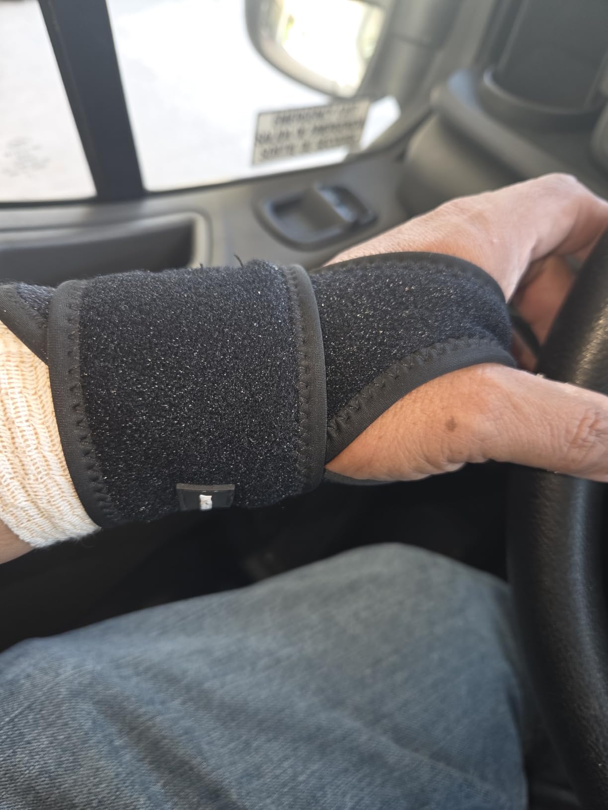 CERBONNY Carpal Tunnel Wrist Brace, 2 Pack Wrist Support Brace Adjustable Wrist Strap Reversible Wrist Brace for Sports Protecting/Tendonitis Pain Relief/Carpal Tunnel/Arthritis-Right&Left customer photo 1