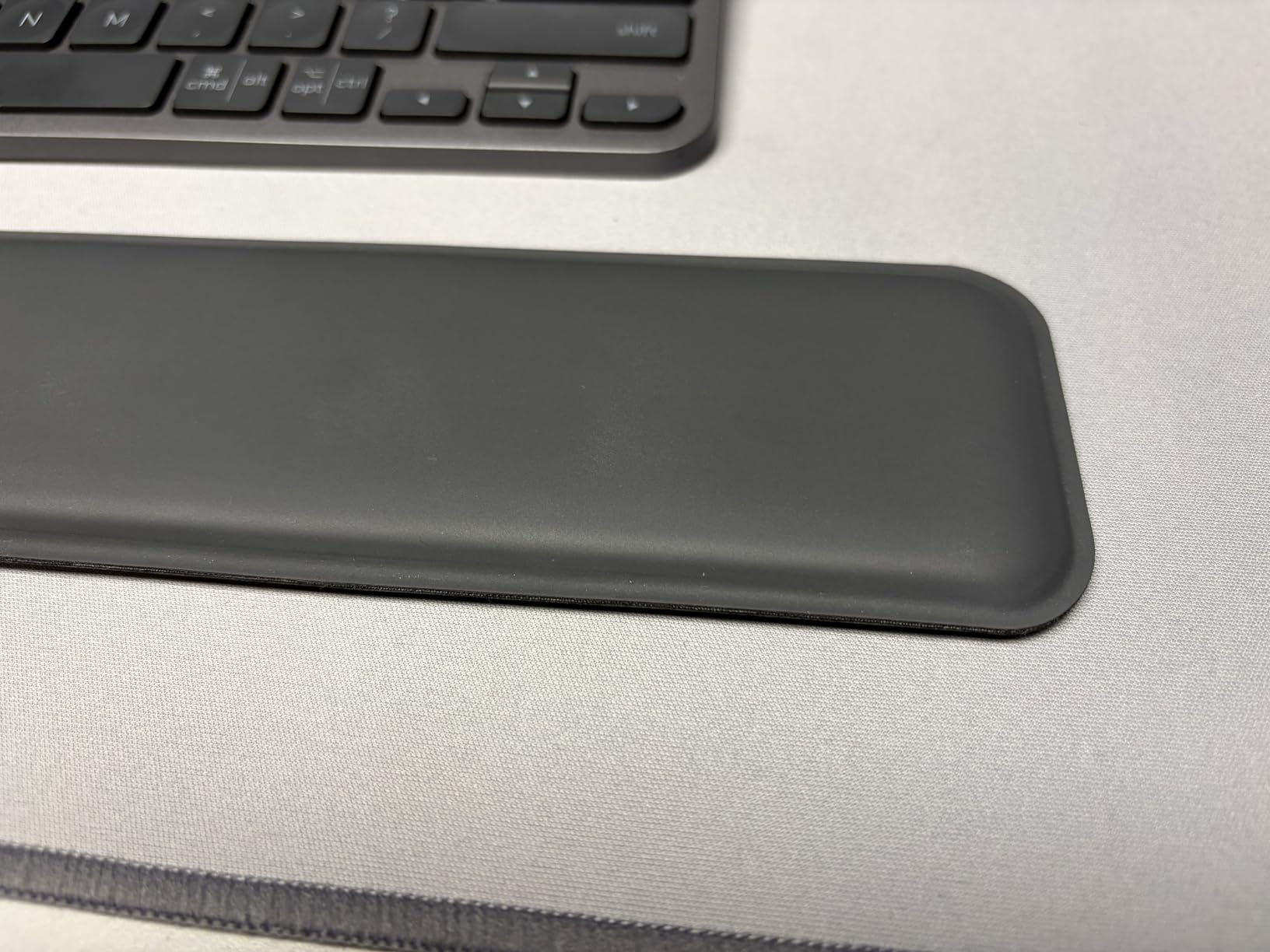 Logitech Palm Rest for MX Keys, Premium, No-Slip Support for Hours of Comfortable Typing, Black customer photo 1