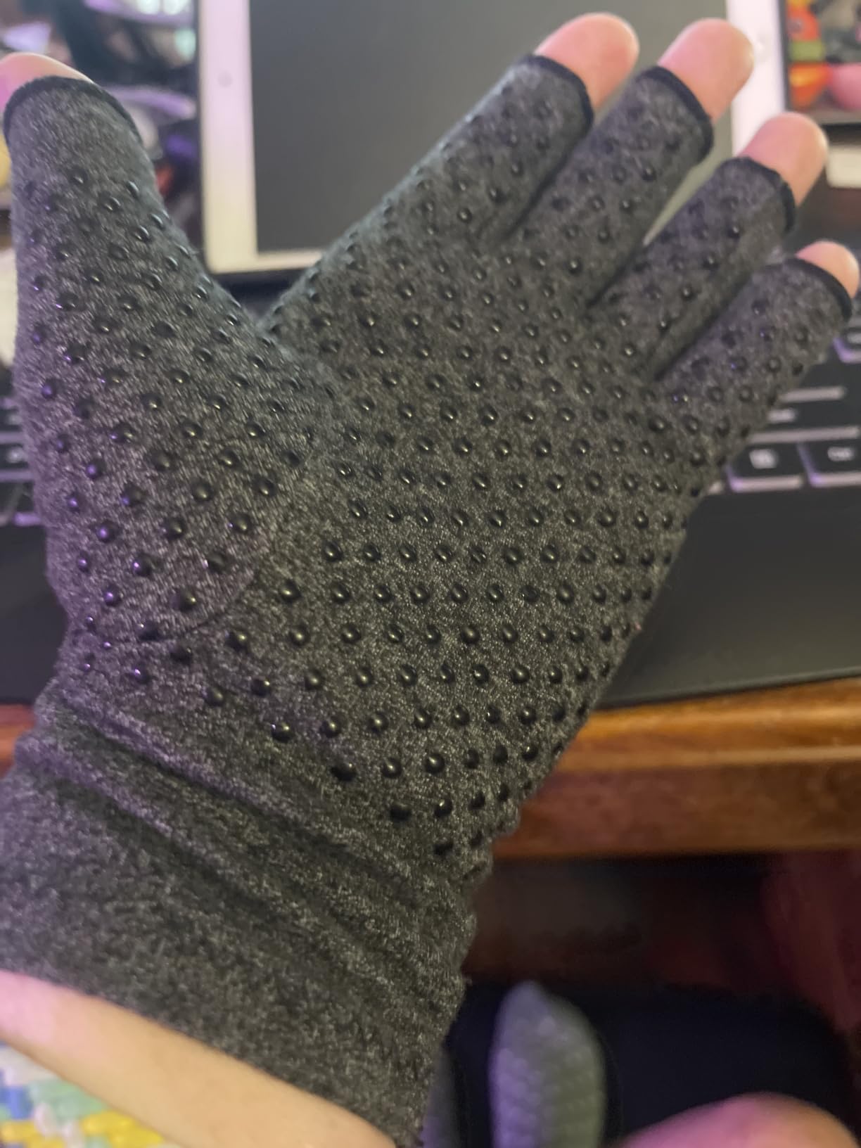 DRNAIETY 2 Pairs Arthritis Compression Gloves - for Hand Arthritis, Carpal Tunnel Pain, Rheumatoid Arthritis, RSI, Fingerless, Anti-Slip, Breathable Gloves for Men & Women, Typing, Daily Use customer photo 1