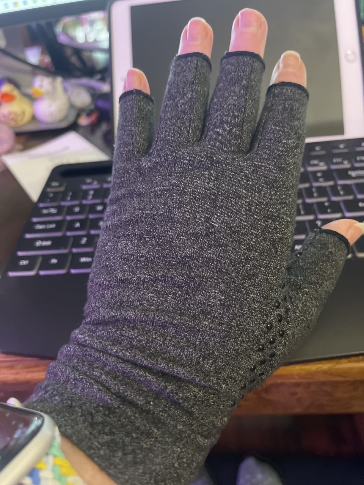 DRNAIETY 2 Pairs Arthritis Compression Gloves - for Hand Arthritis, Carpal Tunnel Pain, Rheumatoid Arthritis, RSI, Fingerless, Anti-Slip, Breathable Gloves for Men & Women, Typing, Daily Use customer photo 2