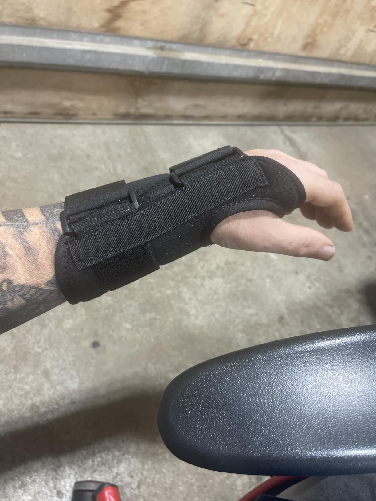 Carpal Tunnel Wrist Brace Night Support and Metal Splint Stabilizer [Single] - Helps Relieve Tendinitis Arthritis Carpal Tunnel Syndrome Pain - Reduces Recovery Time for Men Women - Right (S/M) customer photo 1