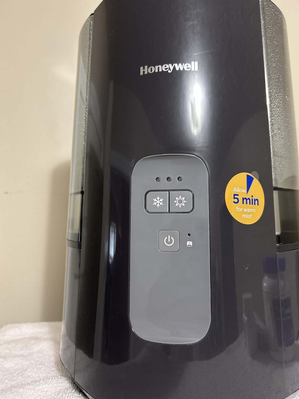 Honeywell Dual Comfort Cool + Warm Mist humidifier. Humidifier for Bedroom, Office, Living Room and Home. Provides Temporary Relief from Dry air discomforts - Black, HWC775B customer photo 1