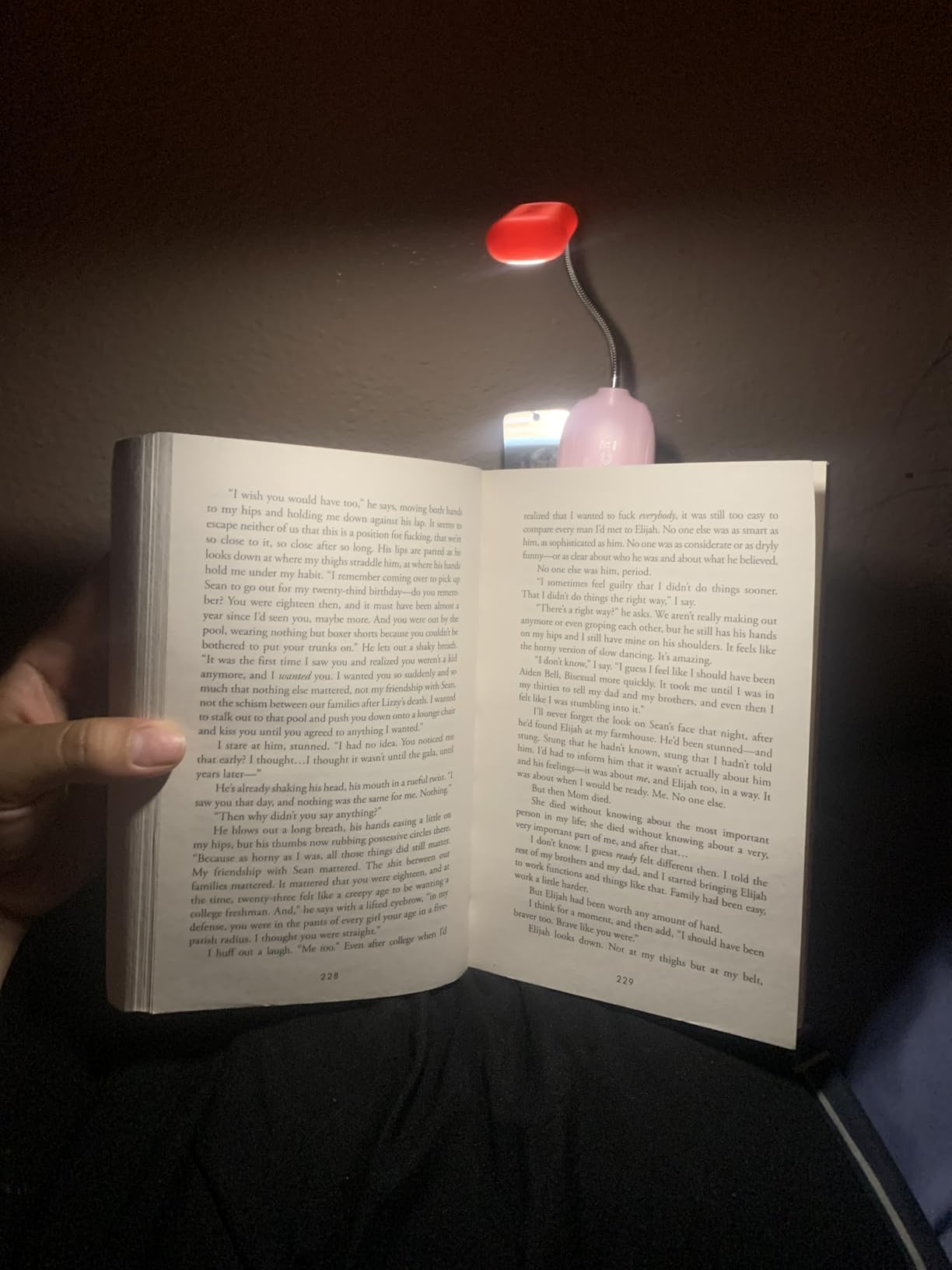 Monotremp Book Lights for Reading at Night in Bed, 80 Hours Runtime Rechargeable Reading Lights for Books in Bed, 3 Brightness Levels x 3 Color Temperatures, 1.3 oz Lightweight customer photo 2