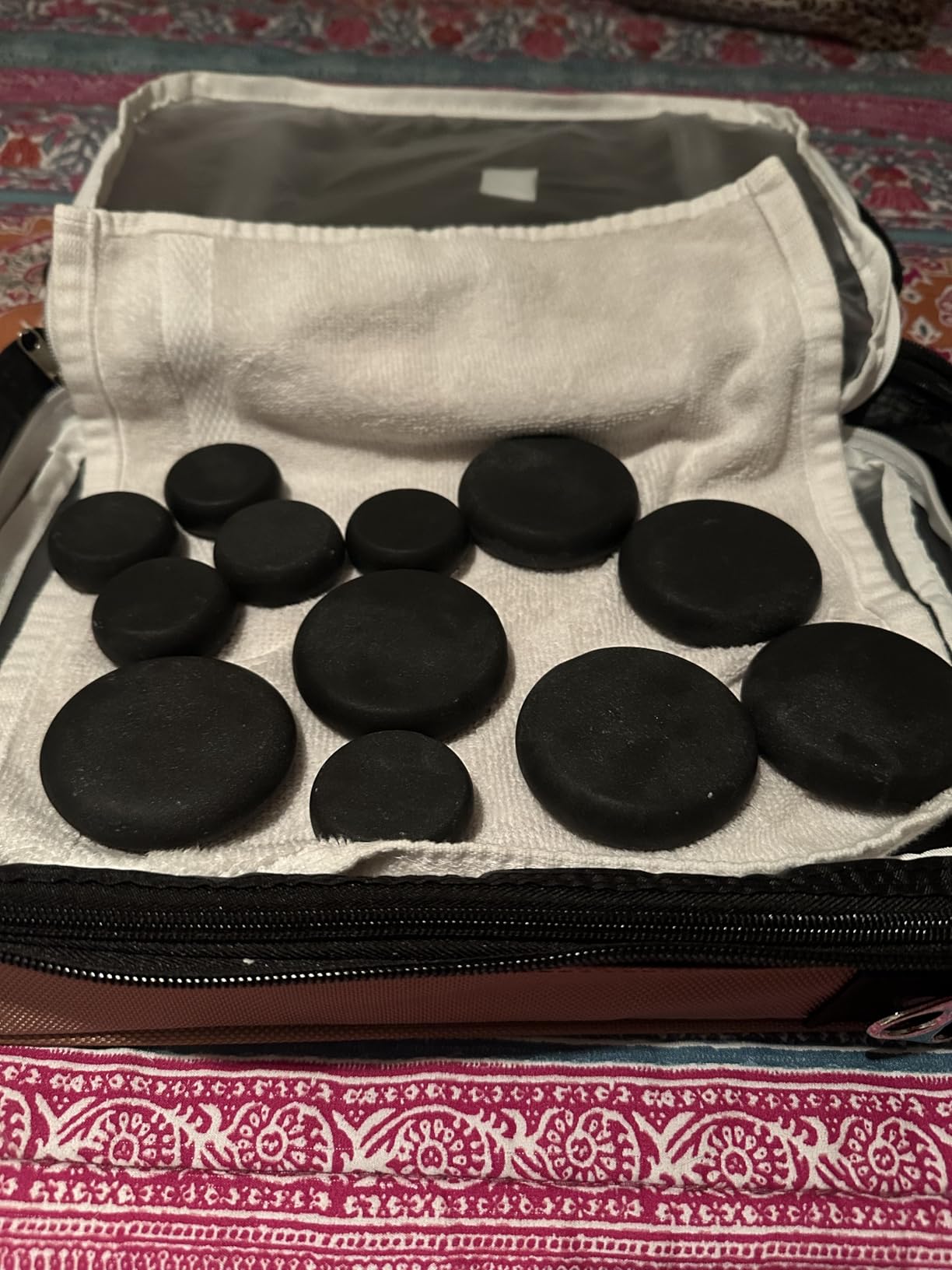 SereneLife Portable Massage Stone Warmer Set - Electric Spa Hot Stones Massager and Heater Kit with 6 Large and 6 Small Round Shaped Basalt Massaging Rocks, Digital Controller Heating Bag customer photo 1