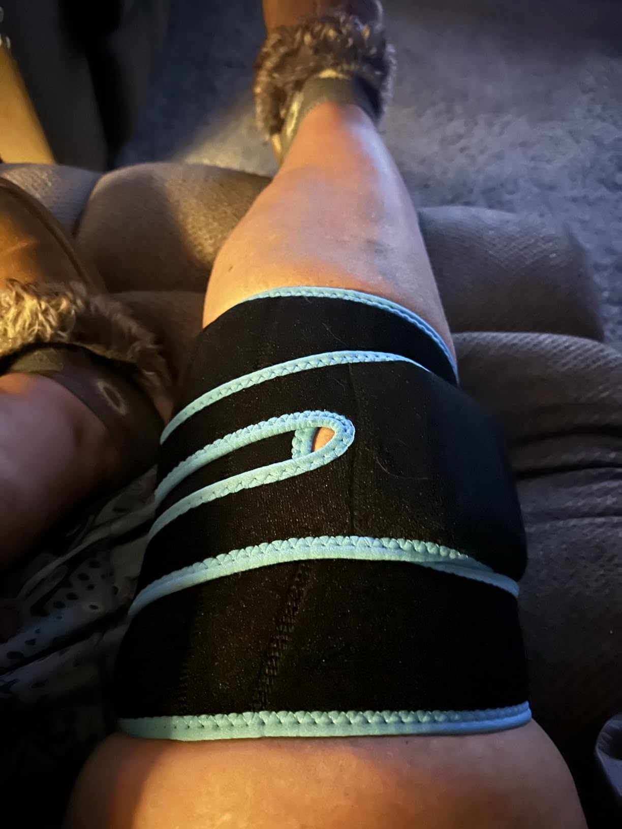 Vive Knee Ice Pack Wrap - Cold/Hot Gel Compression Brace - Heat Support Strap for Arthritis Pain, Tendonitis, ACL, Athletic Injury, Osteoarthritis, Women, Men, Running, Meniscus and Patella Surgery customer photo 1