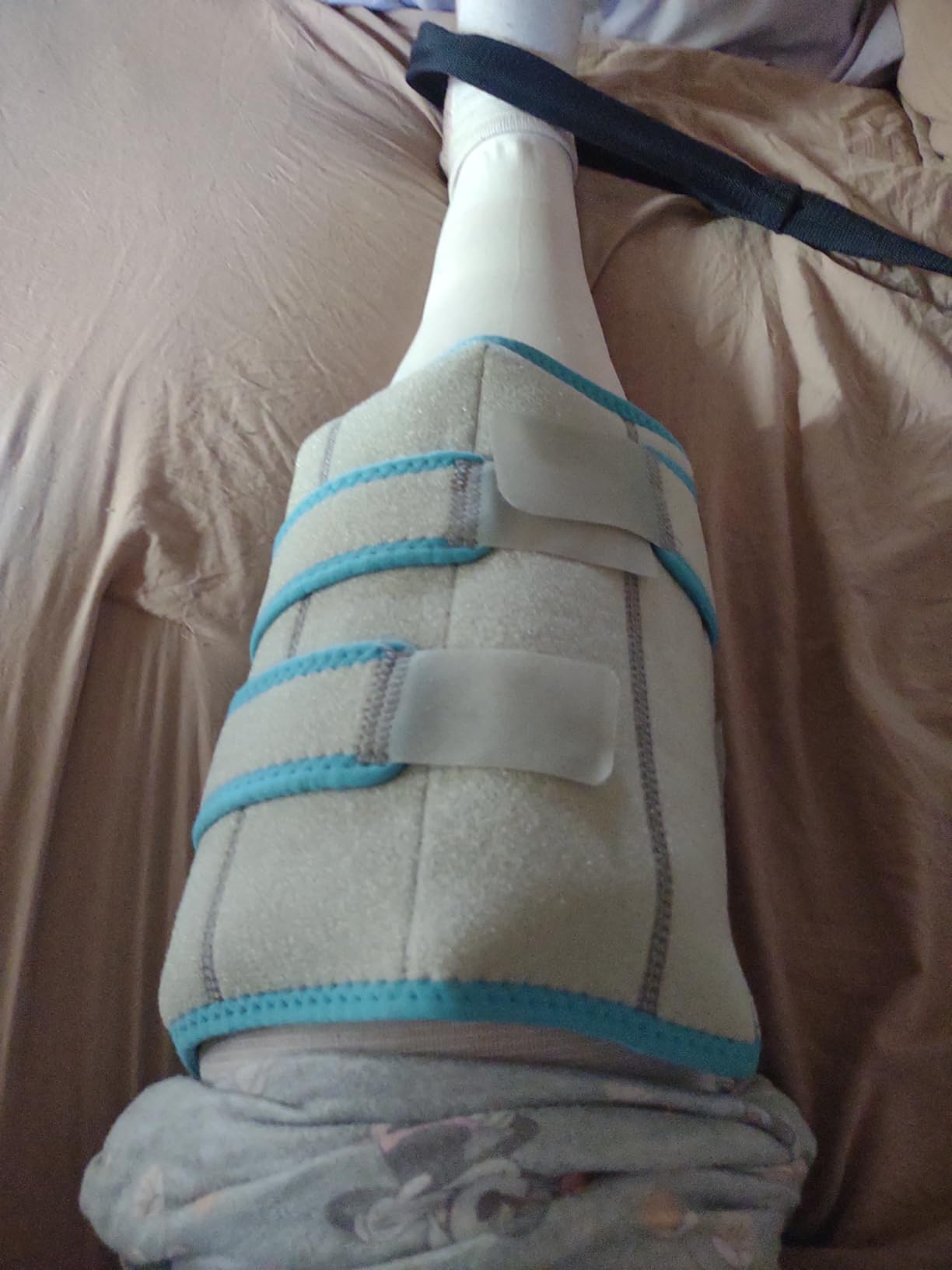 Vive Knee Ice Pack Wrap - Cold/Hot Gel Compression Brace - Heat Support Strap for Arthritis Pain, Tendonitis, ACL, Athletic Injury, Osteoarthritis, Women, Men, Running, Meniscus and Patella Surgery customer photo 2