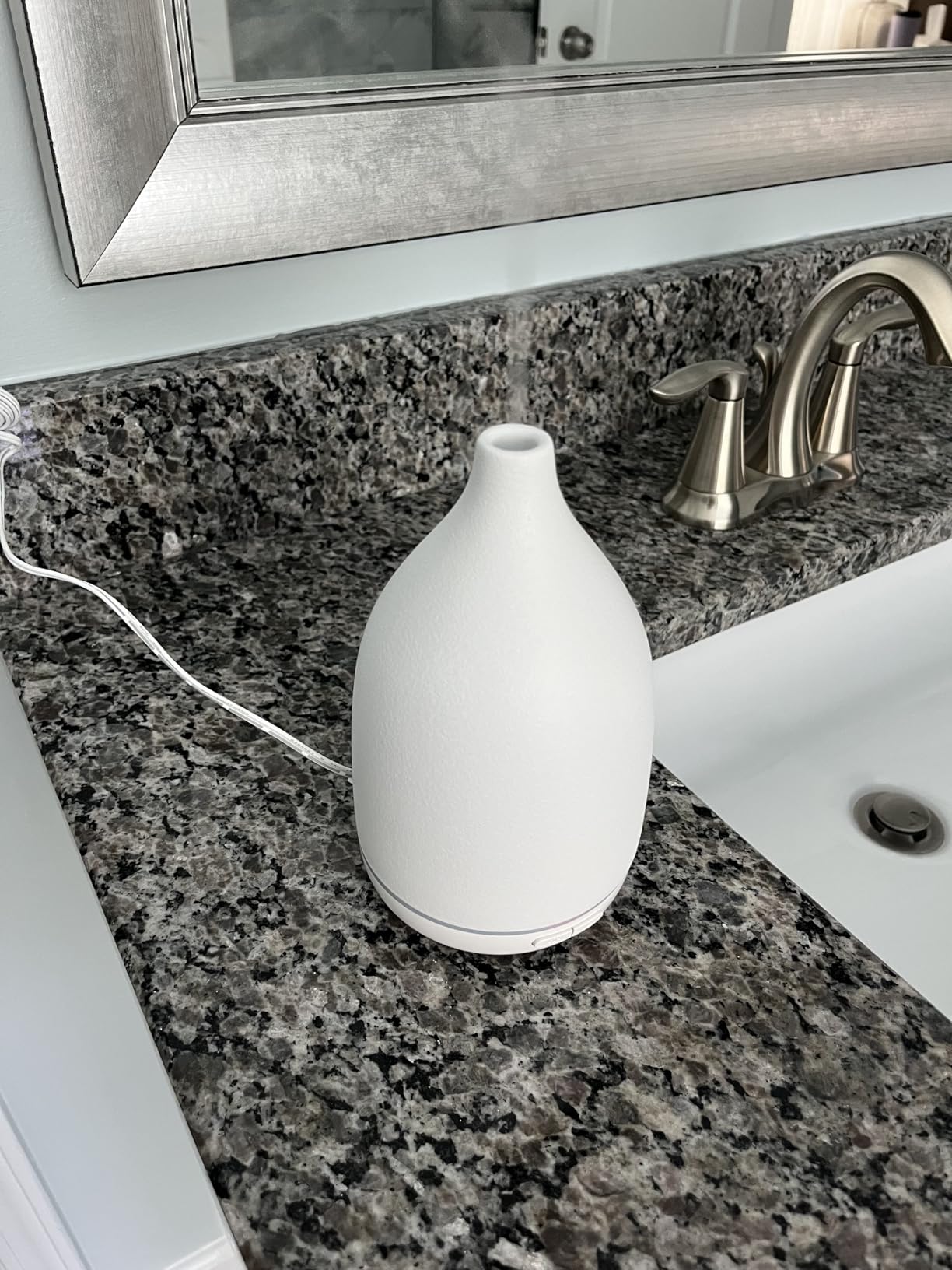InnoGear Oil Diffuser, 150ML Ceramic Diffuser for Essential Oils Handcrafted Aromatherapy Diffuser Mother's Gift Ultrasonic Cool Mist Humidifier with 2 Mist Modes Waterless Auto Off for Home, White customer photo 1