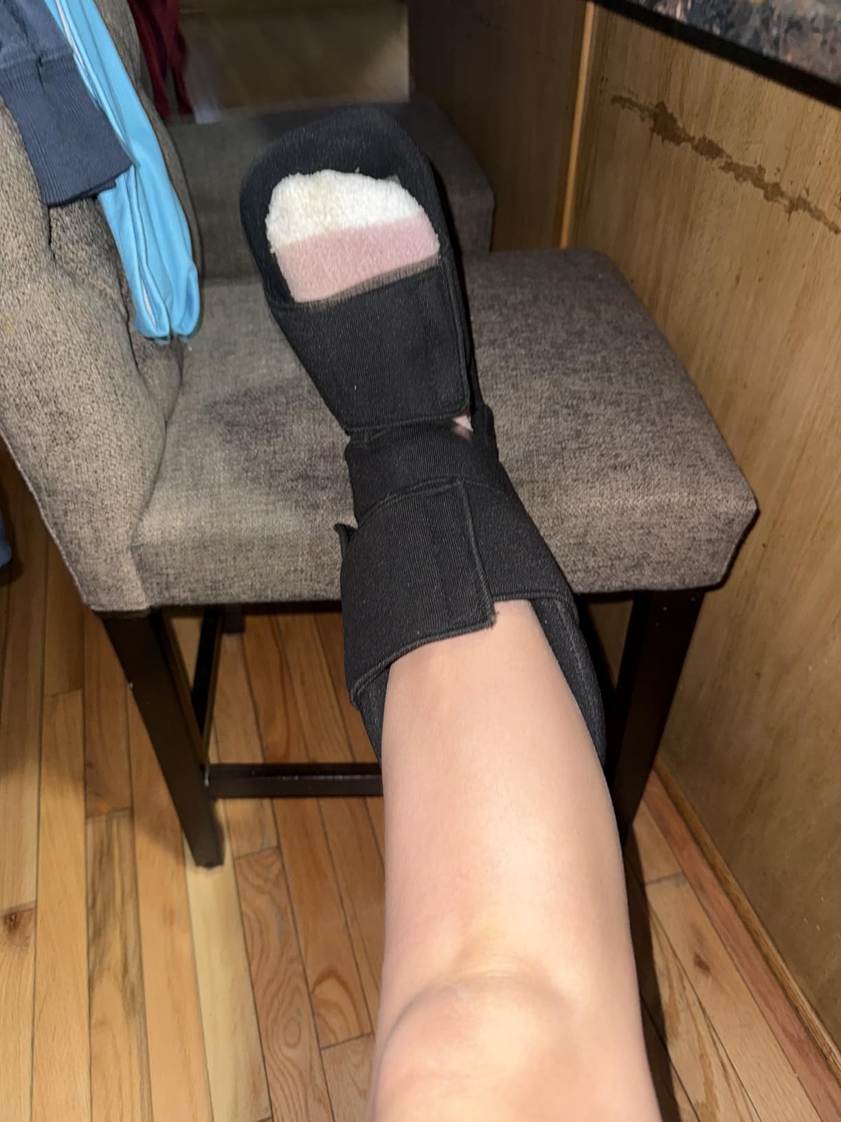 BraceAbility Padded 90 Degree Plantar Fasciitis Boot | Soft Night Splint to Stabilize Foot and Ankle, Stretches Plantar Fasciitis Ligament and Supports Achilles Tendon (Medium) customer photo 1