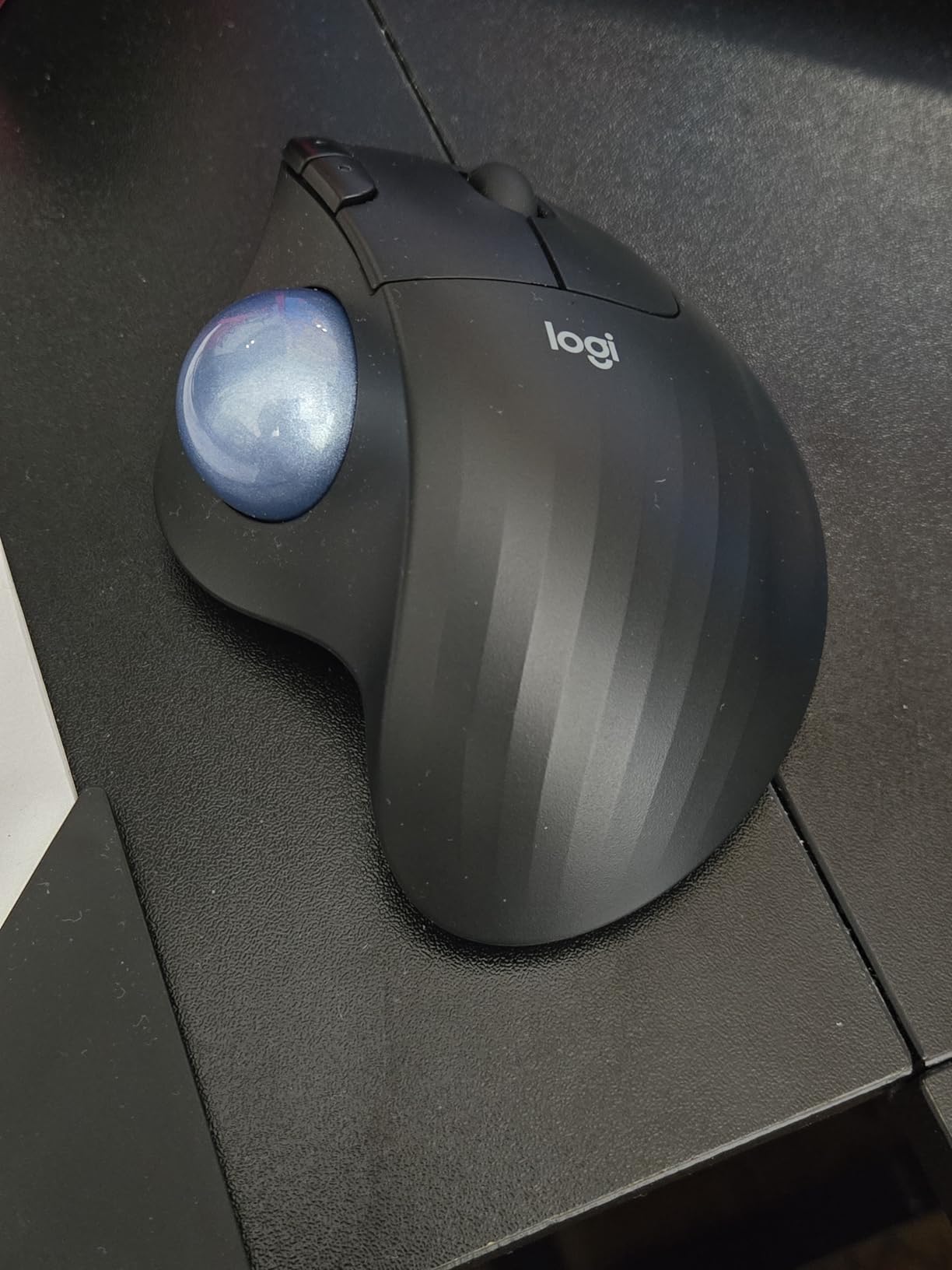 Logitech Ergo M575S Wireless Trackball Mouse, Wireless Ergonomic Mouse with Bluetooth and Encrypted Dongle, Comfortable Thumb Control, Precise and Smooth Tracking, for PC/Mac - Graphite Blue Ball customer photo 1