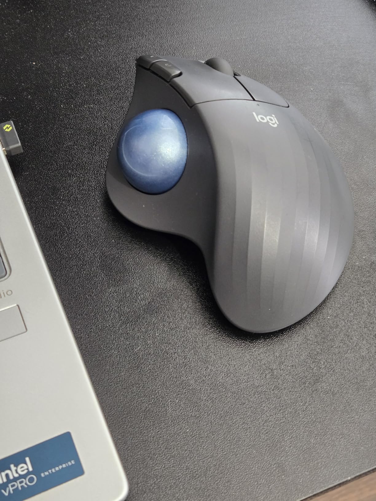Logitech Ergo M575S Wireless Trackball Mouse, Wireless Ergonomic Mouse with Bluetooth and Encrypted Dongle, Comfortable Thumb Control, Precise and Smooth Tracking, for PC/Mac - Graphite Blue Ball customer photo 2