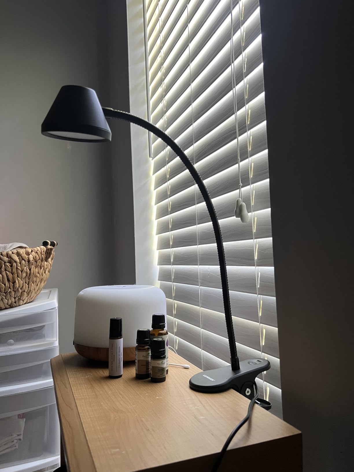 LEPOWER Clip on Light, 7W Reading Lights for Books in Bed with 5 Colors & Stepless Dimming, RG0 Eye-Care, Amber Glow Light & Auto Timer, Strong Clamp with Adapter for Headboard, Bedside, Desk, Black customer photo 1