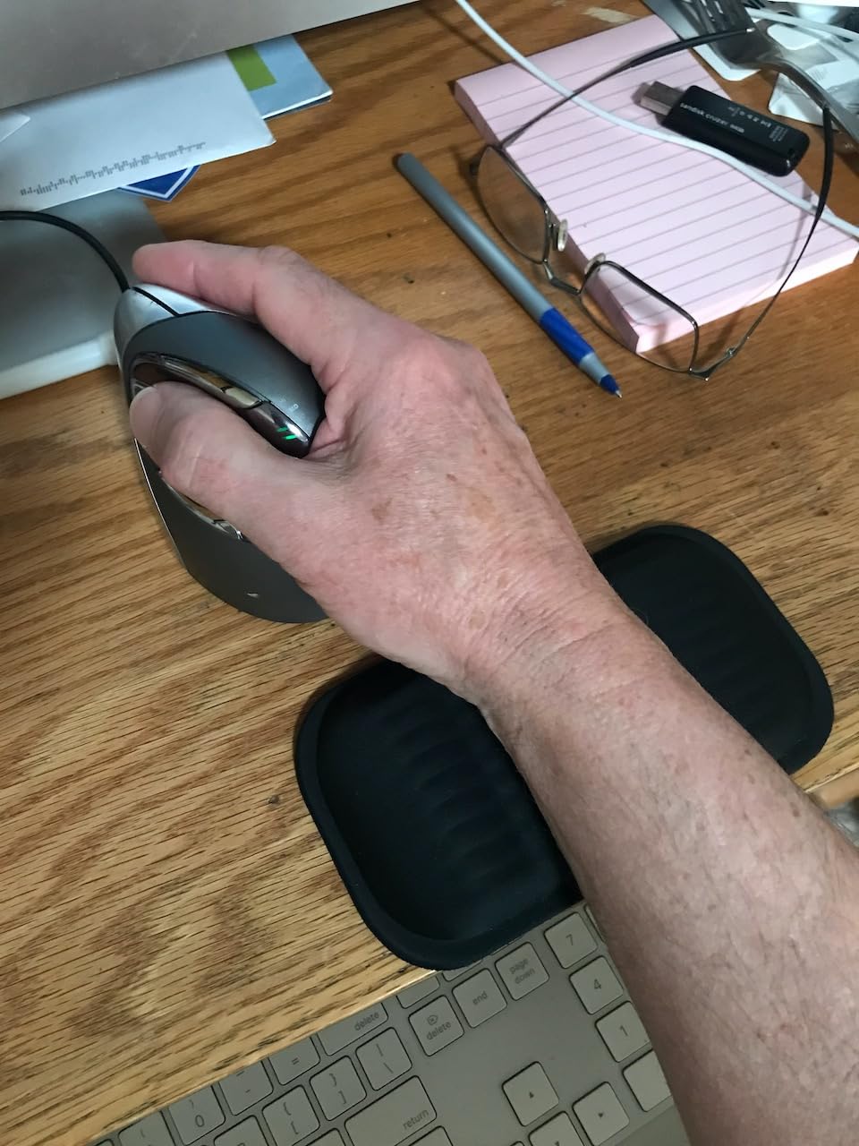 MEKASS Keyboard Wrist Rest, Soft Memory Foam Wrist Support, Keyboard Hand Rest Pad for Wrist Pain Relief, Keyboard Wrist Guard for Long Hours of Work, Gaming, Studying (Classic Black) customer photo 2
