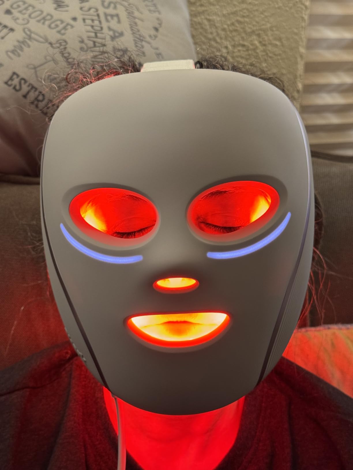 Shark CryoGlow LED Face Mask with Under-Eye Cooling, Anti-Ageing & Blemish Repair, Red & Blue LED, Infrared Light Therapy, USB-C, Remote Control, Storage Bag, Adjustable Straps, Rose Glow, FW312PK customer photo 1