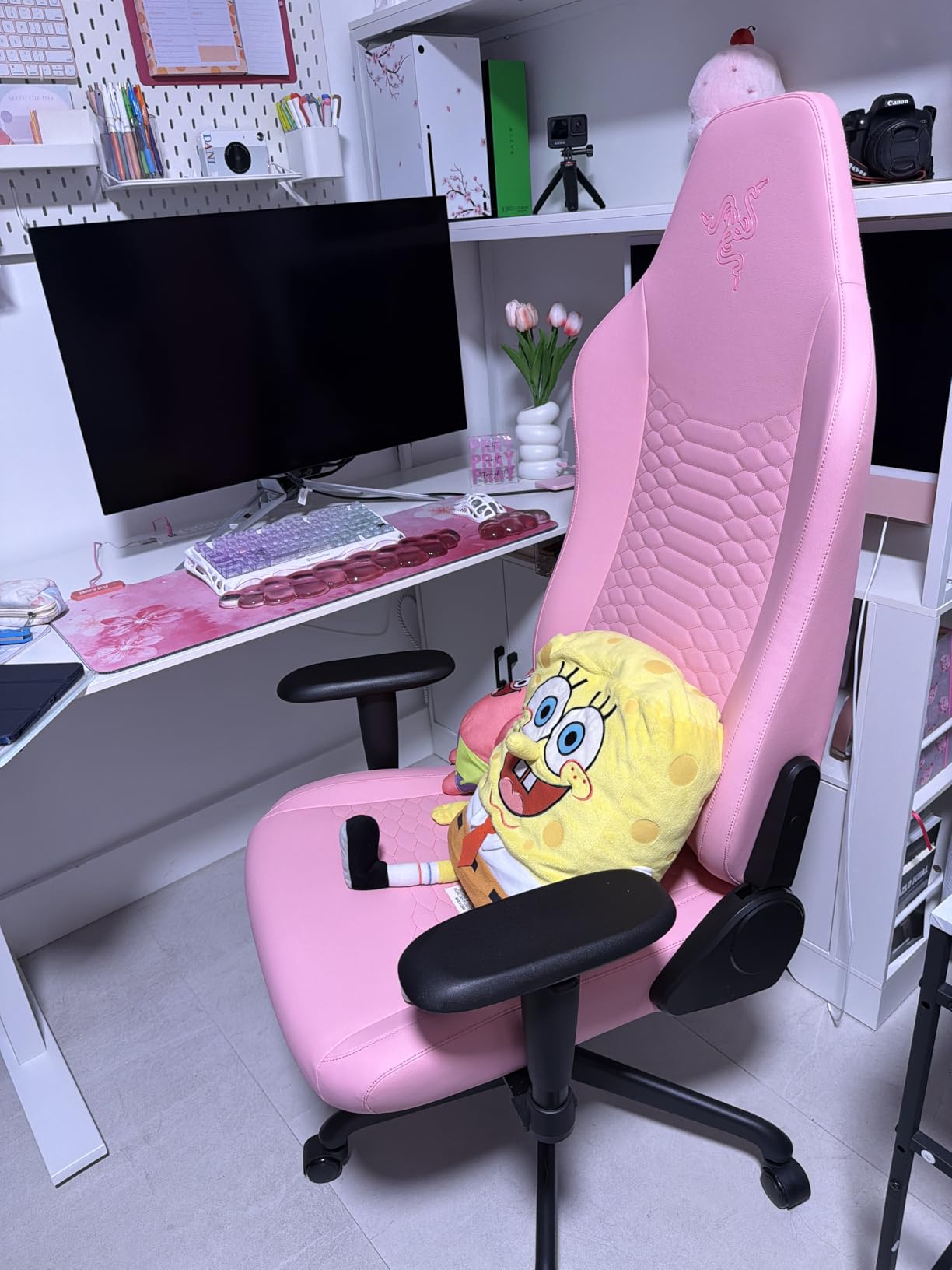Razer Iskur V2 X NewGen Ergonomic Gaming Chair - Built-in Lumbar Support, Cooltouch Gen-2 EPU Leather, Ultra-Wide Seat Base, Adjustable 152 Degree Recline, Foam Cushions - Black/Green customer photo 2