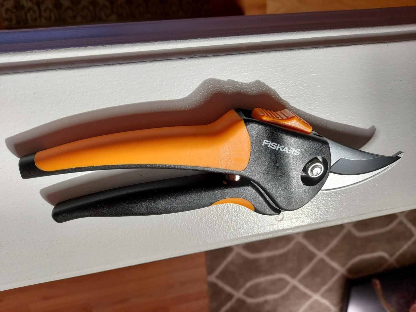 Fiskars SoftGrip Bypass Pruning Shears, 5/8