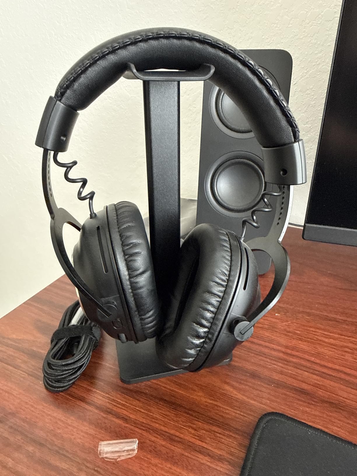 New Bee Headphone Stand Headset Holder Earphone Stand | Aluminum Supporting Bar Flexible Headrest ABS Solid Base for All Headphones Size (Black) customer photo 1