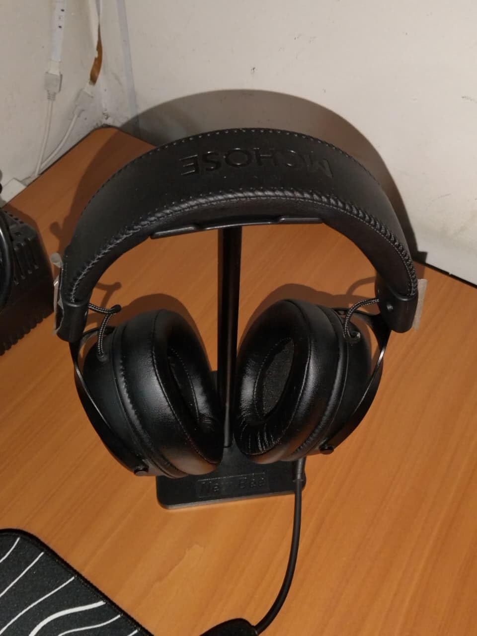 New Bee Headphone Stand Headset Holder Earphone Stand | Aluminum Supporting Bar Flexible Headrest ABS Solid Base for All Headphones Size (Black) customer photo 2