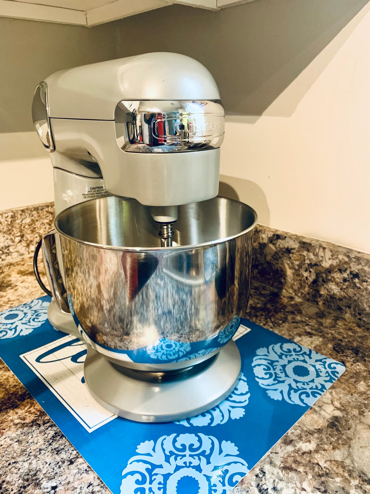 Cuisinart Stand Mixer, 12 Speeds, 5.5-Quart Mixing Bowl, Chef's Whisk, Flat Mixing Paddle, Dough Hook, and Splash Guard with Pour Spout, Silver Lining customer photo 2