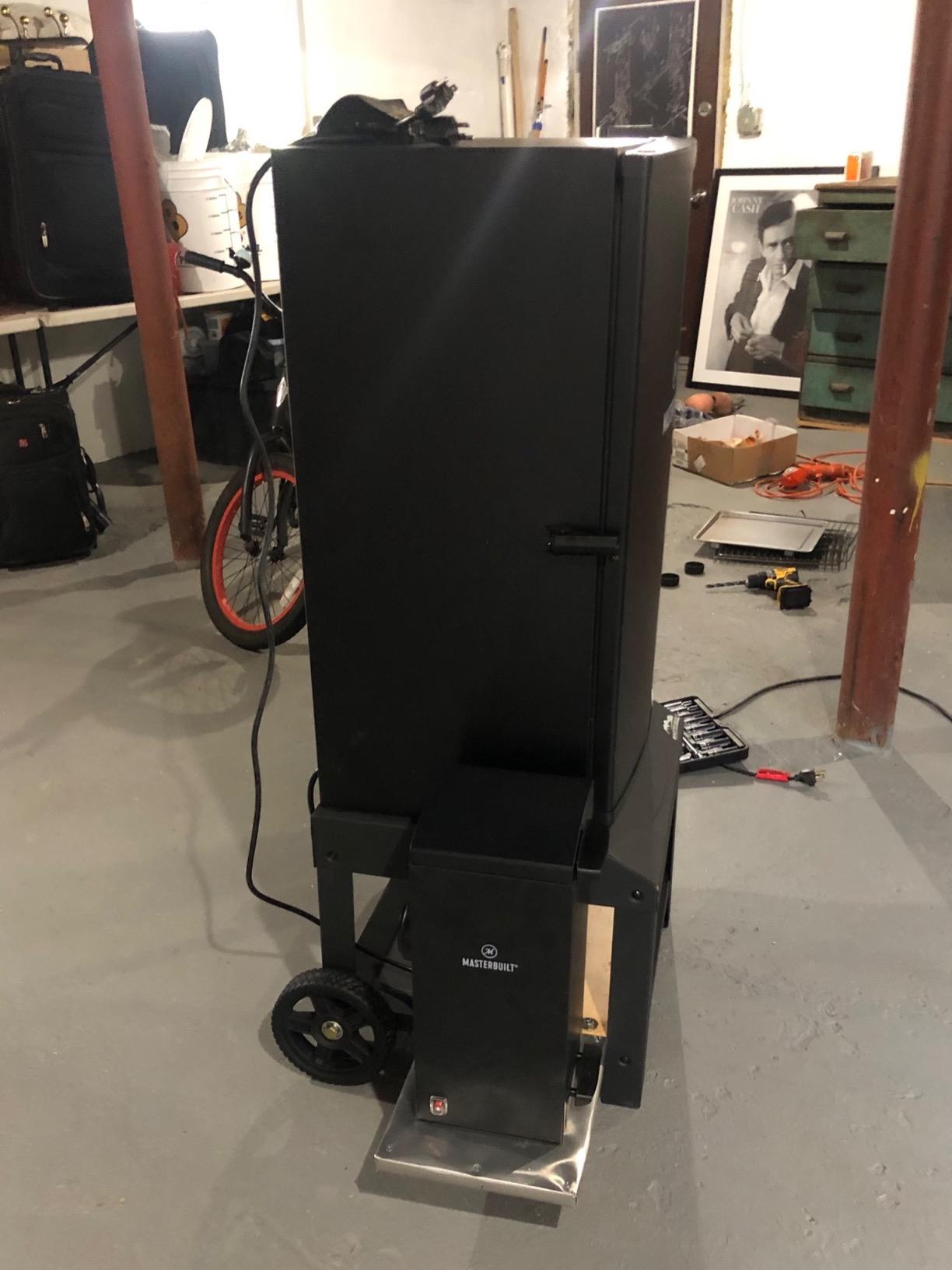 Masterbuilt 30-inch Digital Electric Vertical BBQ Smoker with Side Wood Chip Loader, Chrome Racks and 710 Cooking Square Inches in Black, Model MB20071117 customer photo 1
