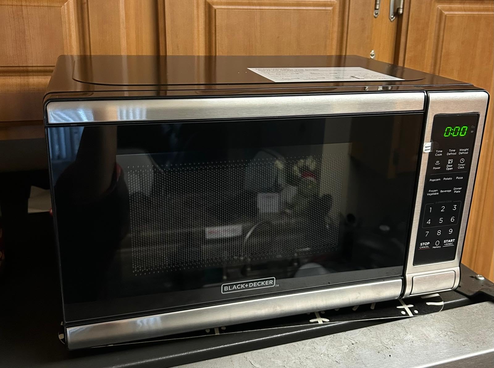 BLACK+DECKER Countertop Microwave Oven, 0.7 Cu.Ft, 700W, Stainless Steel | Digital Controls, Push-Button Door, Child Safety Lock, 10 Power Levels, Removable Turntable customer photo 1