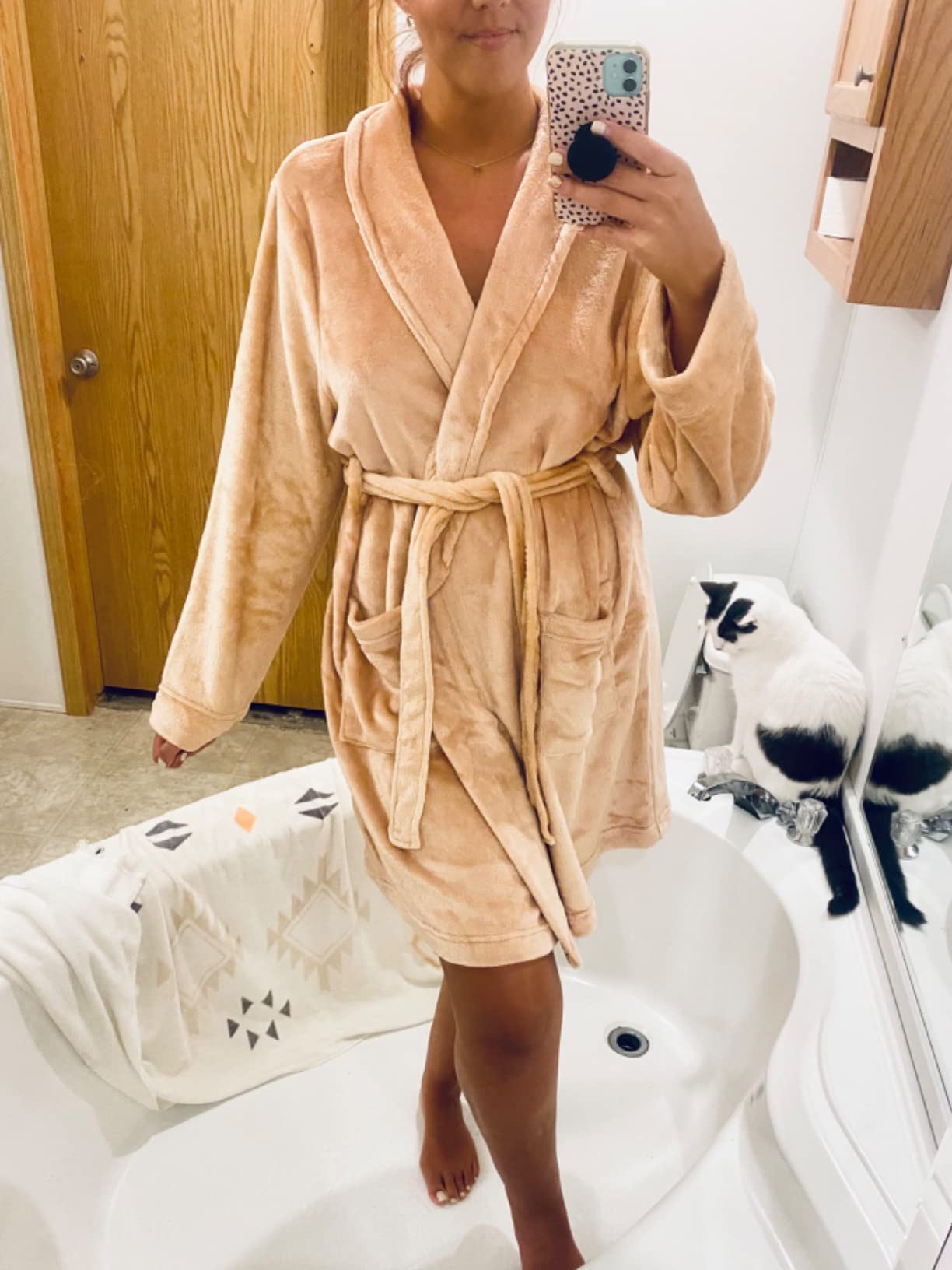 Amazon Essentials Women's Mid-Length Plush Bath Robe, Loungewear (Available in Plus Size) customer photo 2