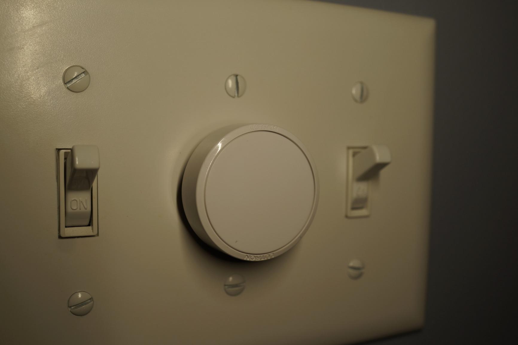 Lutron Aurora Smart Bulb Dimmer Switch, for Philips Hue Smart Bulbs | No app required, maintains connection with Philips Hue smart bulbs, even if Wi-Fi goes down, Z3-1BRL-WH-L0, White customer photo 1