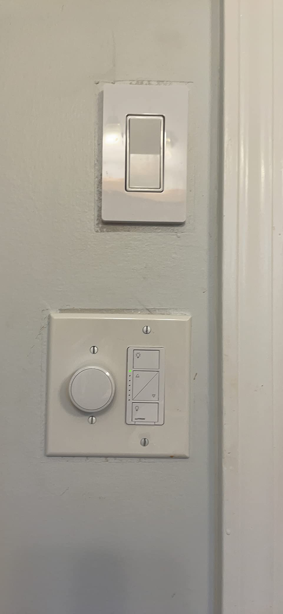 Lutron Aurora Smart Bulb Dimmer Switch, for Philips Hue Smart Bulbs | No app required, maintains connection with Philips Hue smart bulbs, even if Wi-Fi goes down, Z3-1BRL-WH-L0, White customer photo 2