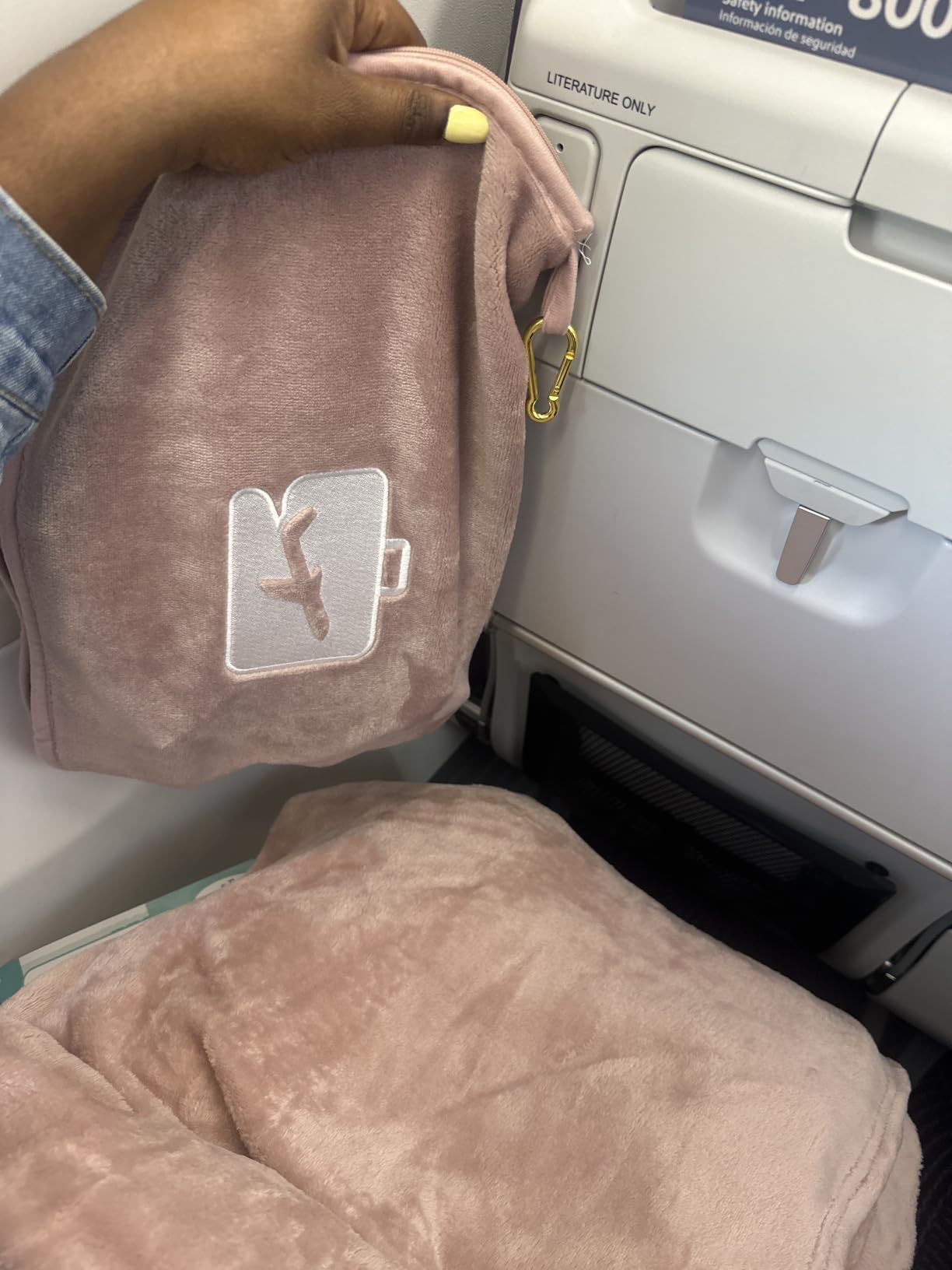 EverSnug Travel Blanket and Pillow - Premium Soft 2 in 1 Airplane Blanket with Soft Bag Pillowcase, Hand Luggage Sleeve and Backpack Clip (Grey) customer photo 1