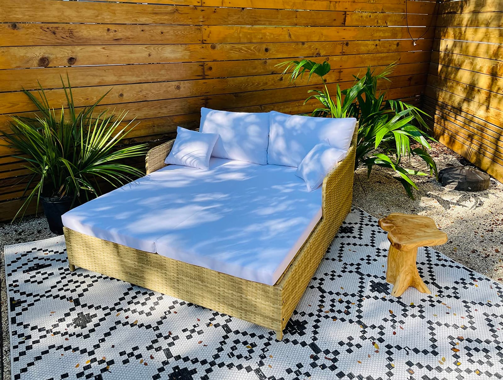 SAFAVIEH Outdoor - Cadeo Daybed - Natural & White - Steel Frame with Cushion - Deep-Seat Resort Design with Pillows - Ideal for Patio, Deck, Poolside, Backyard (PAT7500D) customer photo 1