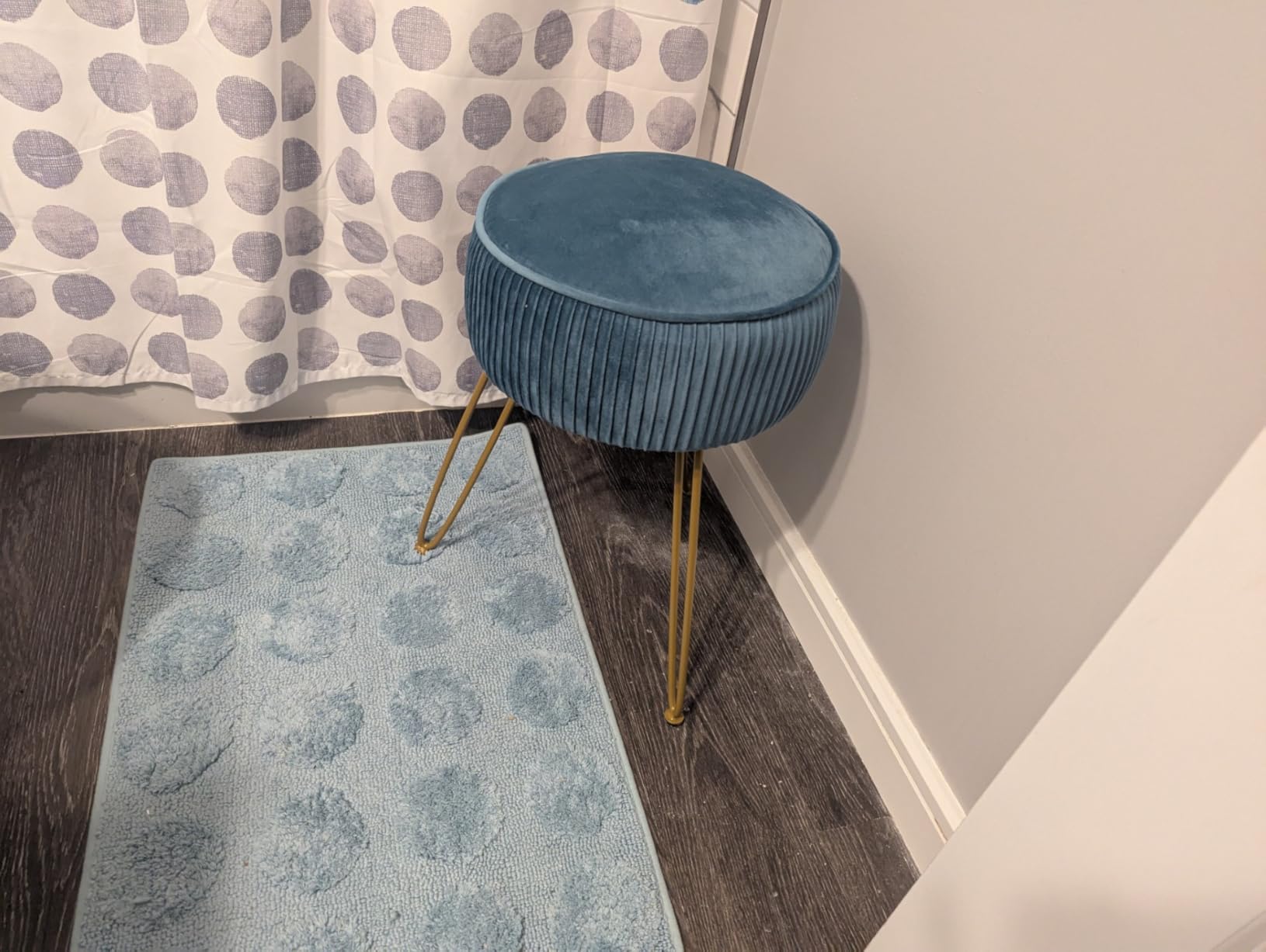 LUE BONA Pleated Vanity Stool, Velvet Upholstered Vanity Stool for Makeup Room, Round Stool for Vanity, Ottoman Footrest Stool with Metal Legs for Living Room, Bedroom, White customer photo 2