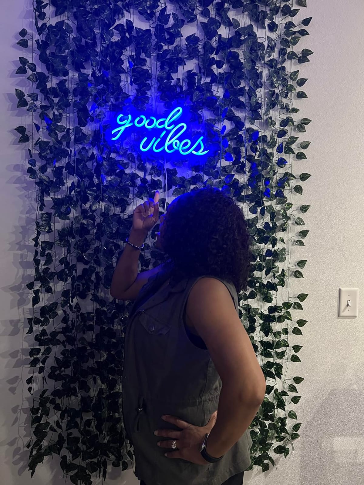 Olekki Blue Good Vibes Neon Sign - LED Neon Signs for Wall Decor, Neon Lights for Bedroom, Neon Wall Signs (16.1 x 8.3 inch) customer photo 2