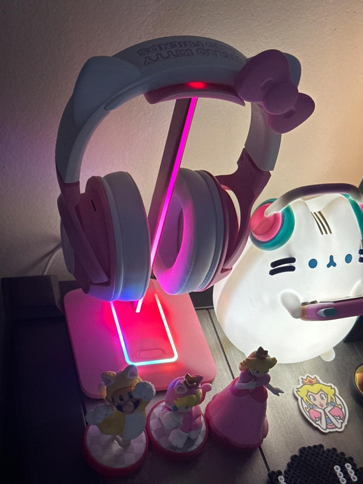 New Bee Headphone Stand with RGB Lighting, Sturdy Aluminum Gaming Headset Holder with USB-C & USB Charging Ports, Stable Desktop Earphone Stand for All Headphones Size, Black customer photo 2