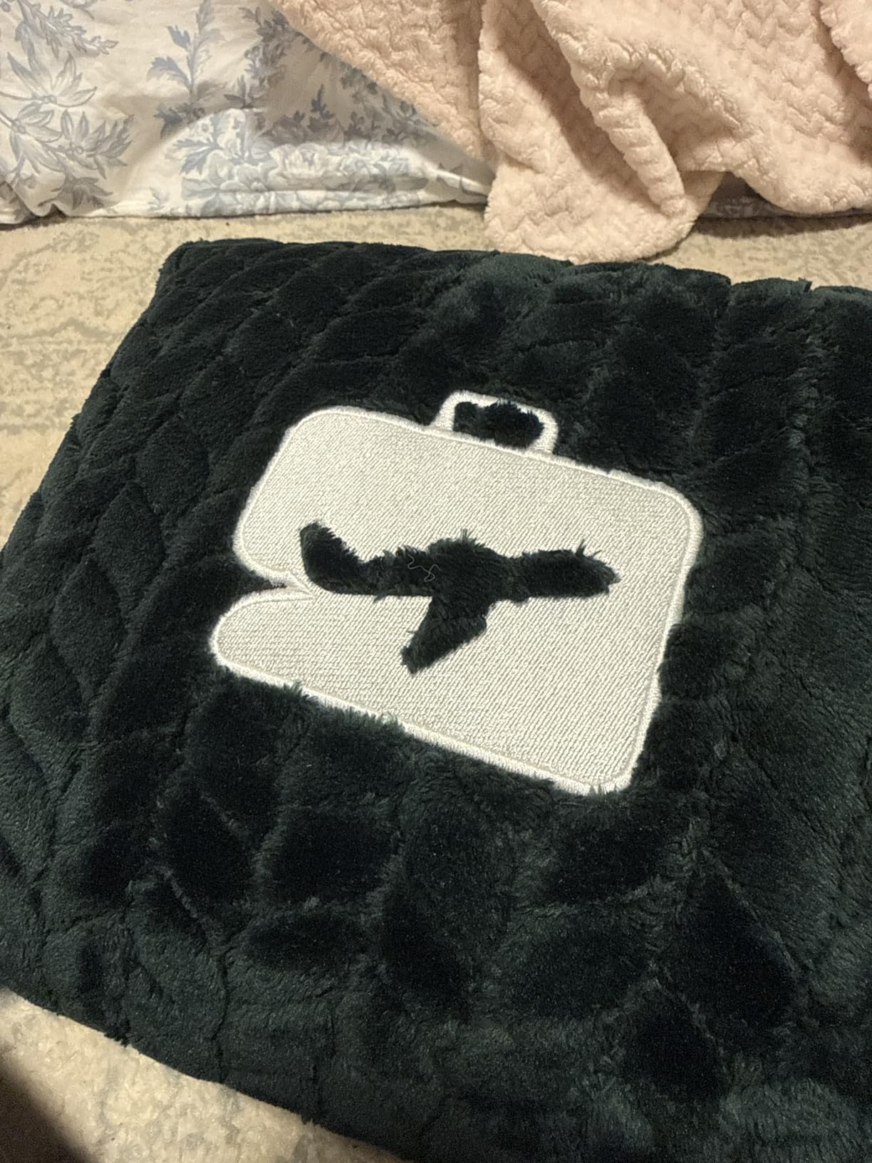 EverSnug Travel Blanket & Pillow 68x42 - Premium Ultra-Soft Microfleece 2 in 1 Compact & Packable Flight Blanket with Soft Bag Pillowcase, Hand Luggage Sleeve and Backpack Clip (Grey) customer photo 2