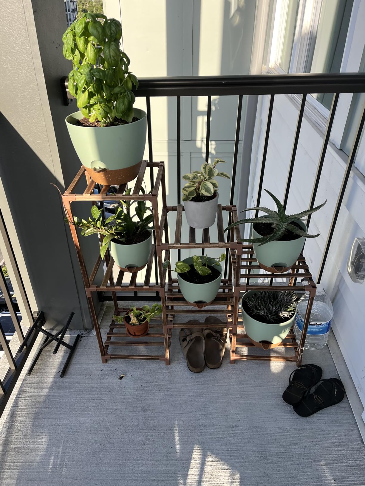 QRRICA Plant Pots 10/9/8/7.5/7 Inch Self Watering Pots, Set of 5 Plastic Planters with Drainage Holes and Saucers, Plastic Flower Pots, Nursery Planting Pot for Indoor Out Door Plants (Green) customer photo 2