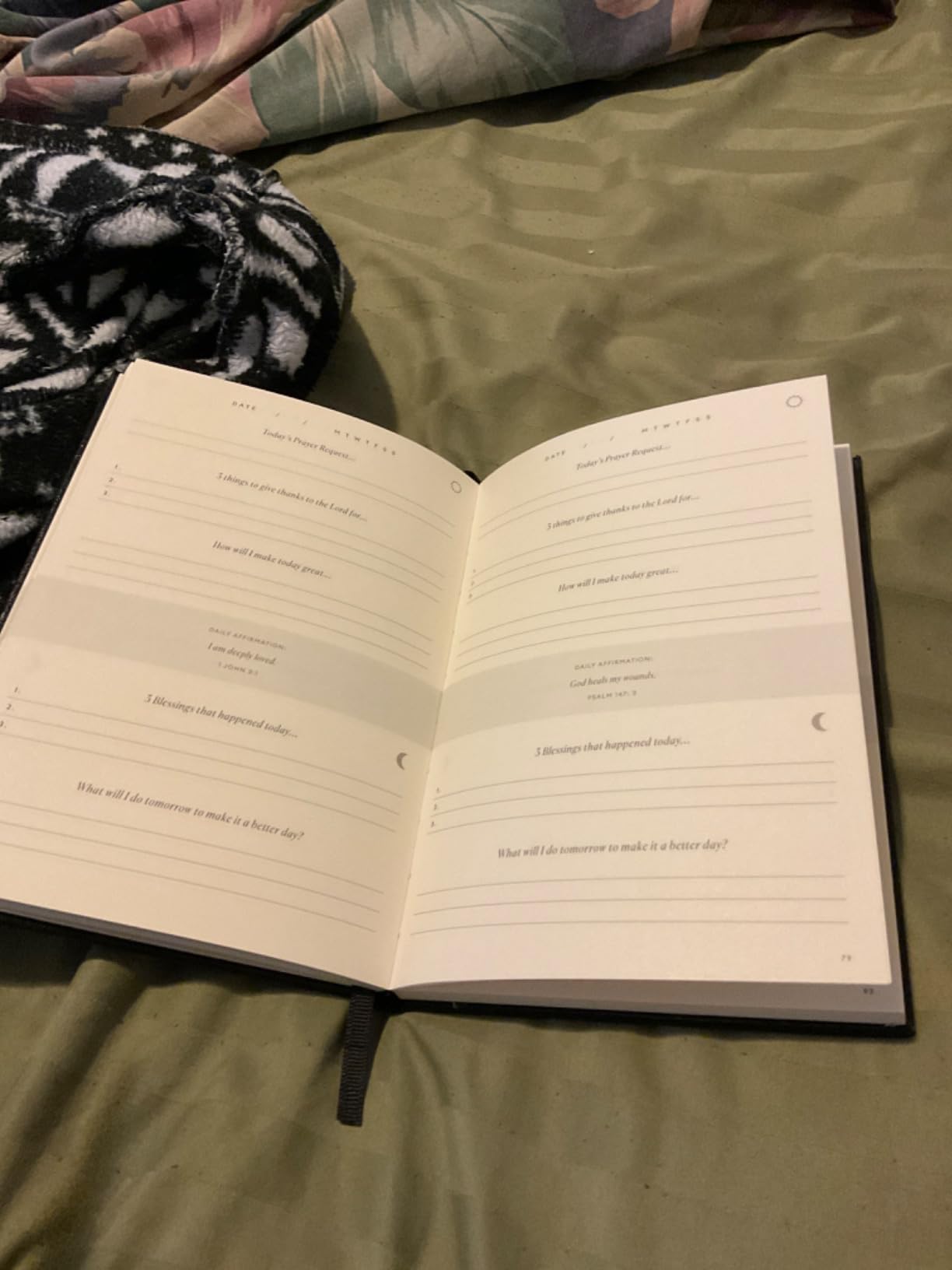 Christian Prayer Journal & Gratitude Journal - Guided Daily Devotional with Bible Verses, Prayer Prompts & Reflection - Faith Journal for Women & Men customer photo 1