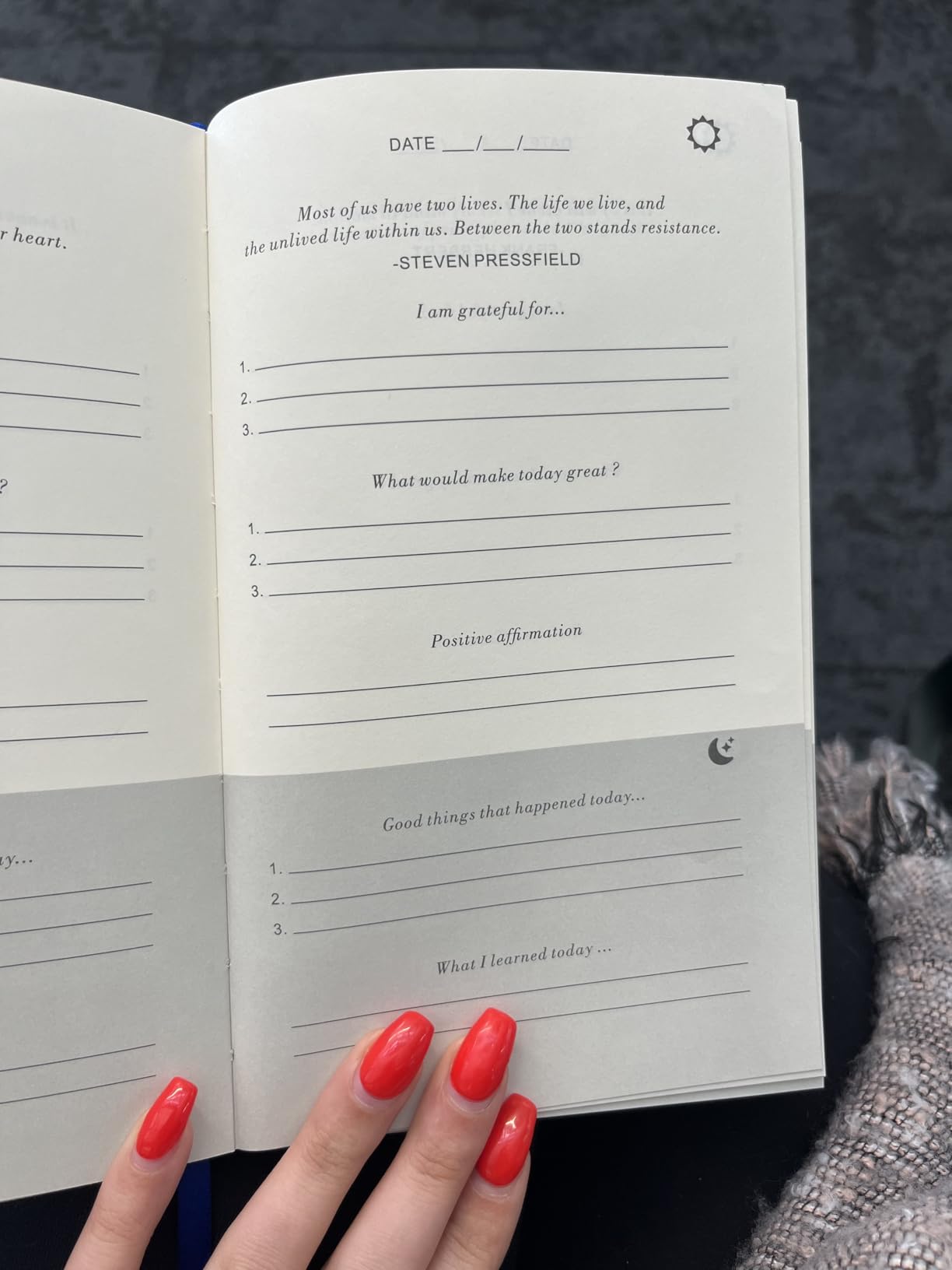 The Gratitude Journal - for More Mindfulness, Happiness, Positive Vibes, Affirmations, Productivity, and Self Reflection - Undated Daily Journal customer photo 1