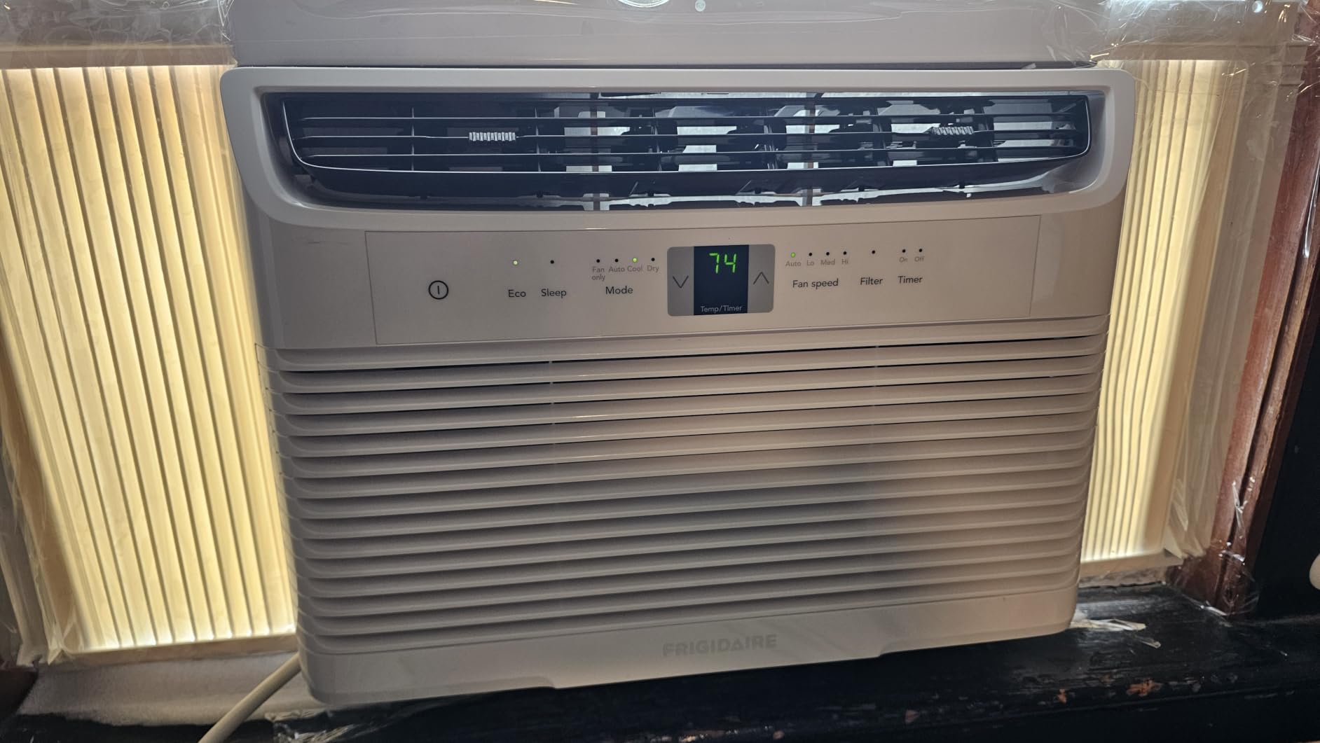 Frigidaire 6,000 BTU Window Air Conditioner with Remote Control, Cools Up to 250 Sq. Ft., Quiet Operation, Eco Mode, 3 Fan Speeds, Auto Restart, White customer photo 1