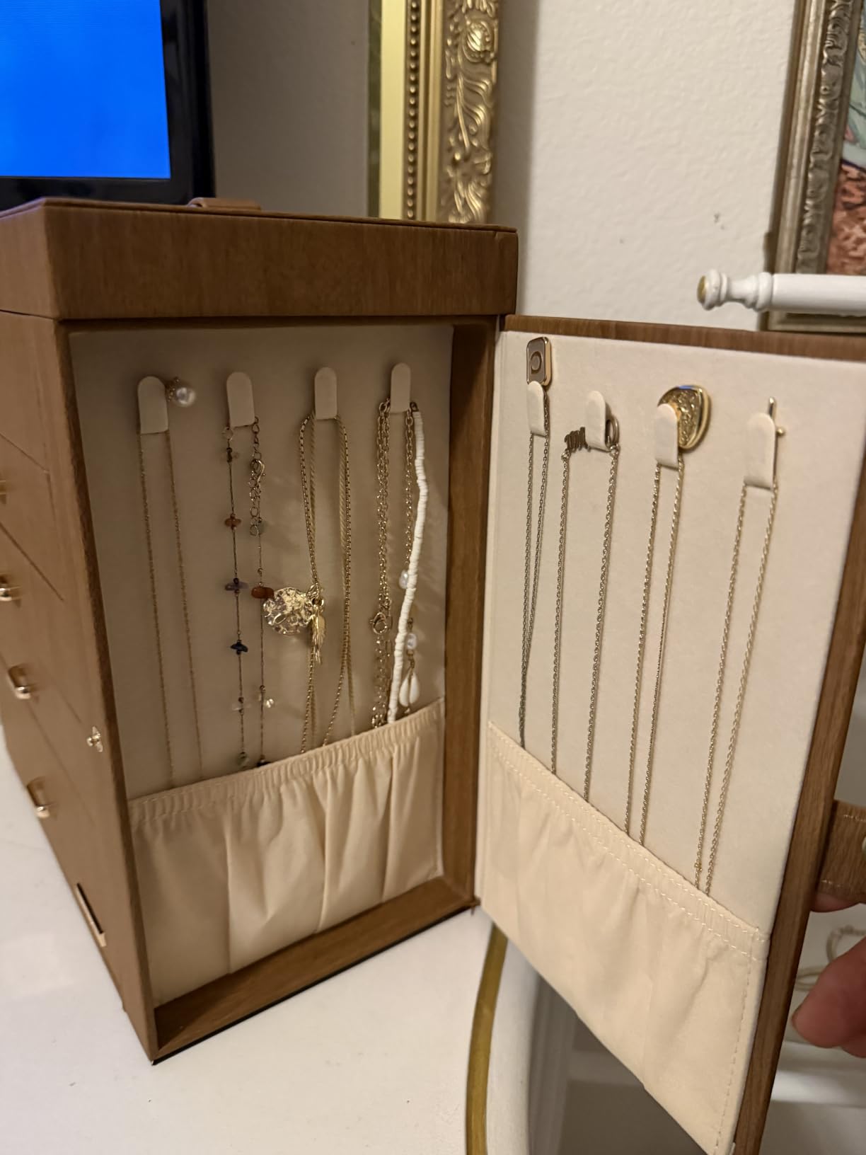 Homde Synthetic Leather Huge Jewelry Box Mirrored Watch Organizer Necklace Ring Earring Storage Lockable Gift Case (White + Gold) customer photo 2