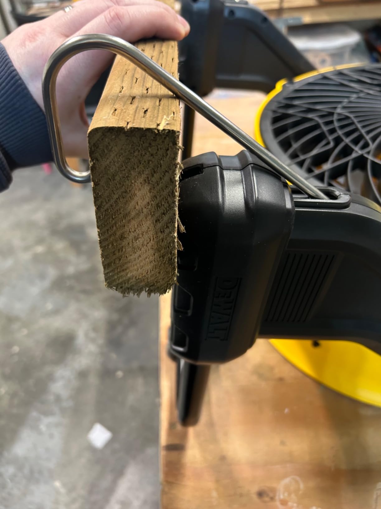 DEWALT 16-Inch High-Velocity Floor Fan, 3-Speed Plug-In Shop Fan, Compact 360° Adjustable Drum Fan for Garage, Workshop, Warehouse and Basement, DXF1616 customer photo 1