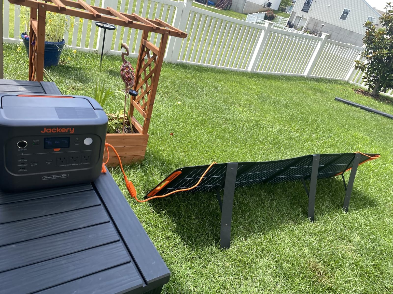 Jackery Solar Generator 1000 v2 and 200W Solar Panel,1070Wh,1500W AC customer photo 2