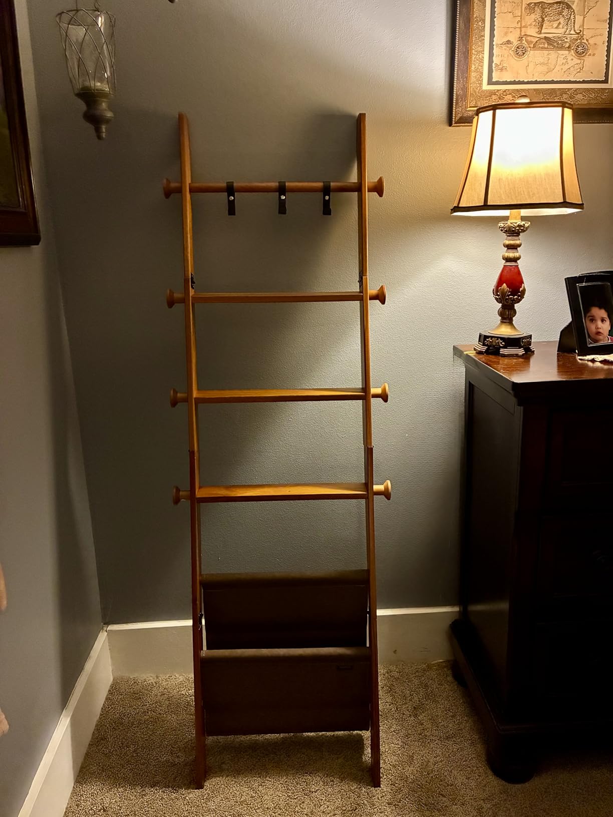 VASAGLE Blanket Ladder for Living Room, 5-Tier Wooden Ladder Shelf, Decorative Farmhouse Blanket Rack with Synthetic Leather Bag, Metal Hooks, Side Hooks, for Bedroom, Caramel Brown ULLS022K01 customer photo 1