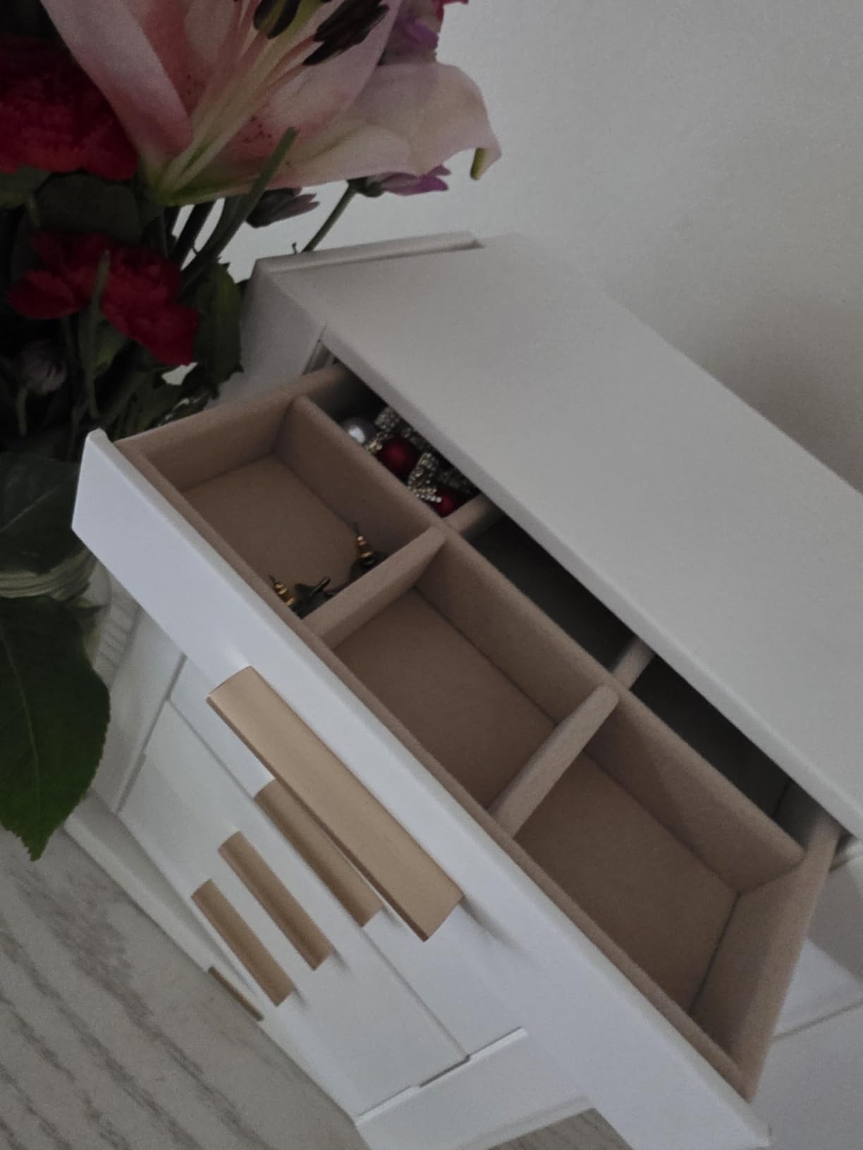 Glimmloop 360° Rotating Jewelry Box with 7 Drawers, Spacious Vertical Jewelry Organizer with Glass Window, Jewelry Storage Case, Dustproof & Moisture-resistant Design, White customer photo 2