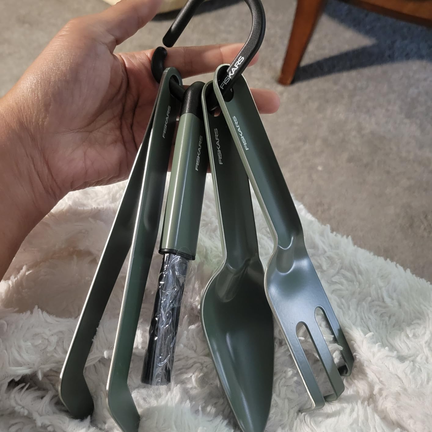 Fiskars 5-Piece House Plant Cultivating Tool Set for Indoor Gardening | Nesting Trowel, Soil Scoop, Cultivator, Tongs & Brush, Stainless Steel with Green Powder Coat Finish customer photo 1