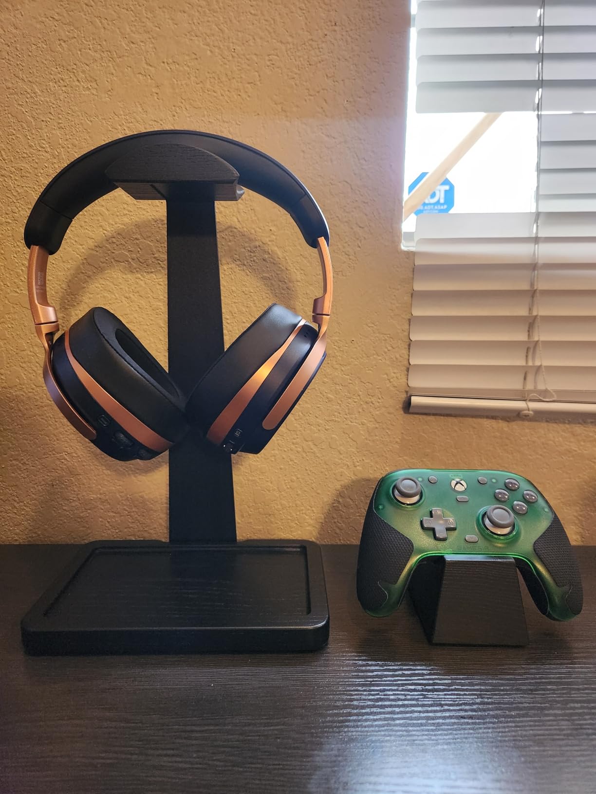 UPERGO Solid Wood Headphone Stand with Controller Holder for Desk, Natural Solid Wood, Holds 1 Headset & 1 Controller customer photo 2